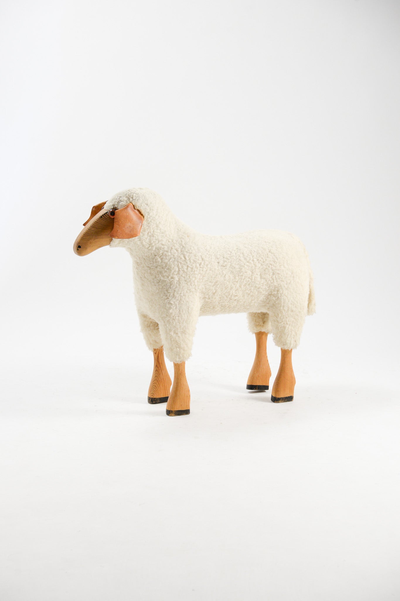 White Sheep Stool / 白ヒツジのスツール