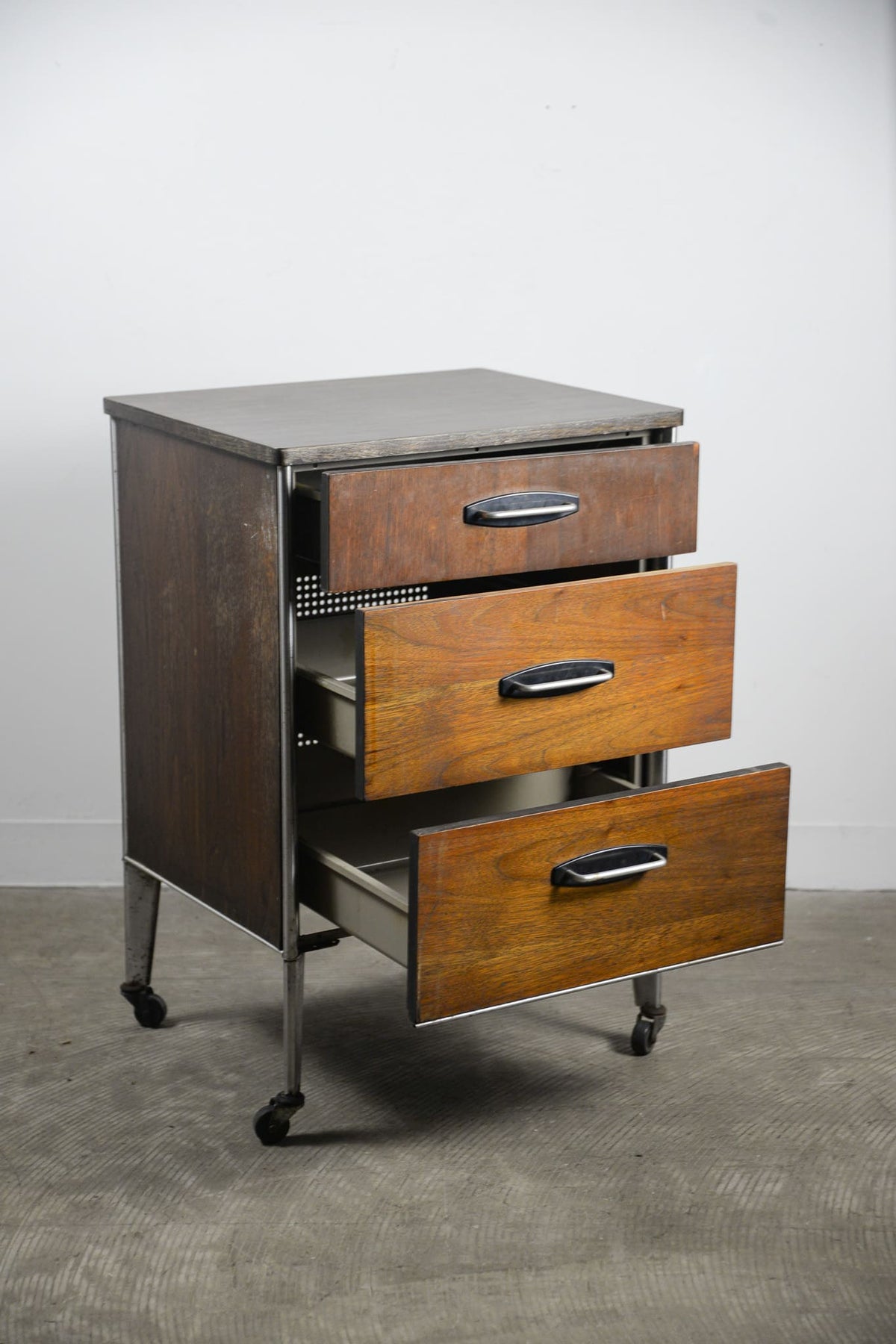 Medical Cabinet by Raymond Loewy for Hill-Rom / レイモンド・ローウィ ヒルロム社 メディカルキャビネット