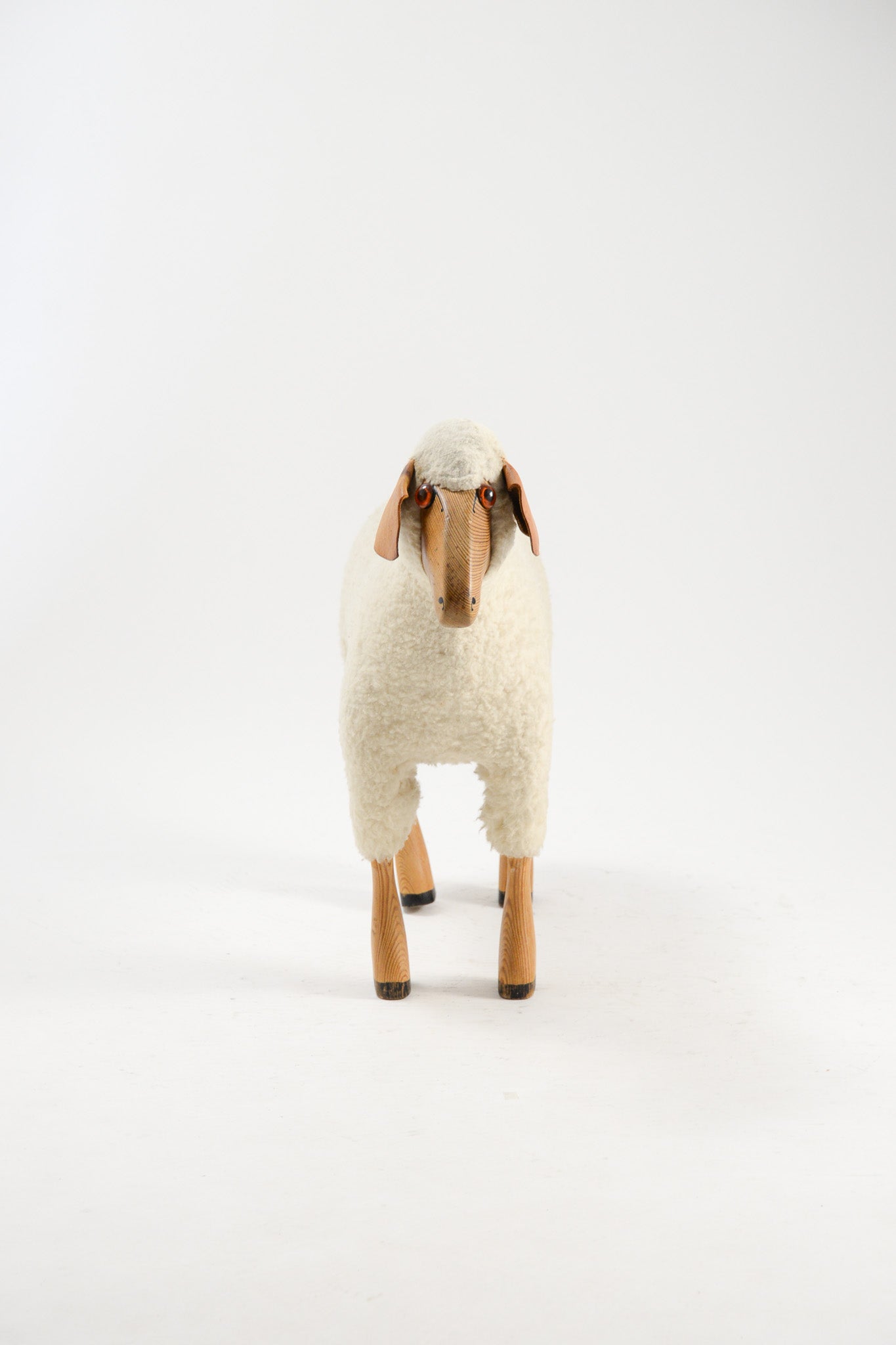 White Sheep Stool / 白ヒツジのスツール