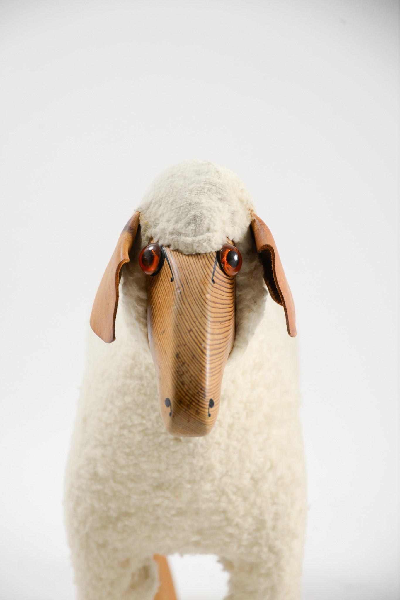 White Sheep Stool / 白ヒツジのスツール