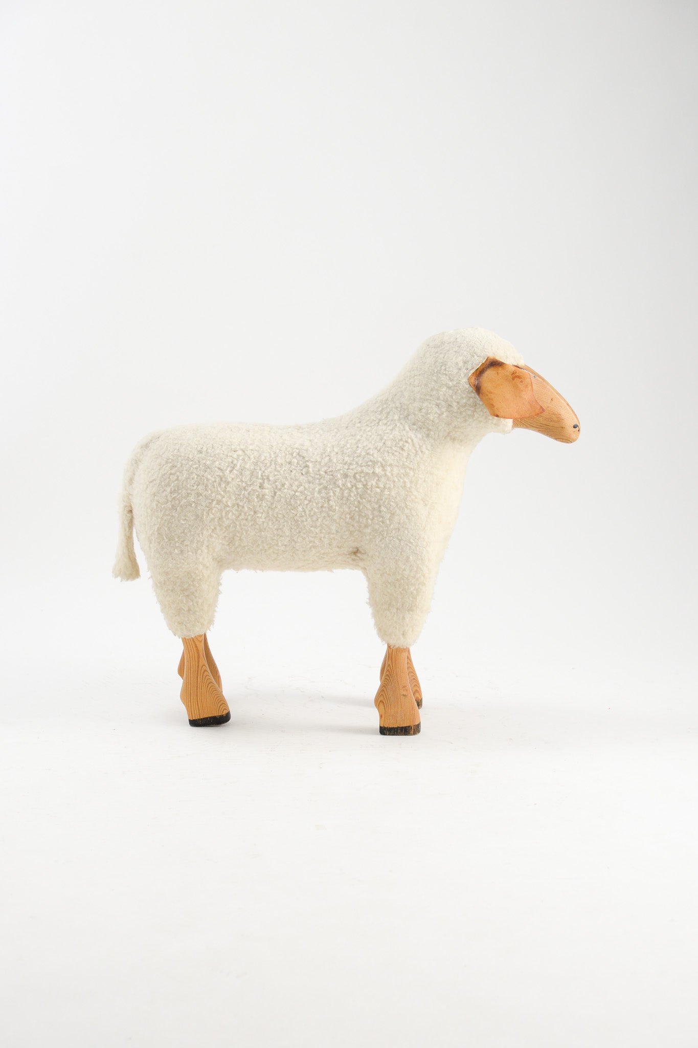 White Sheep Stool / 白ヒツジのスツール