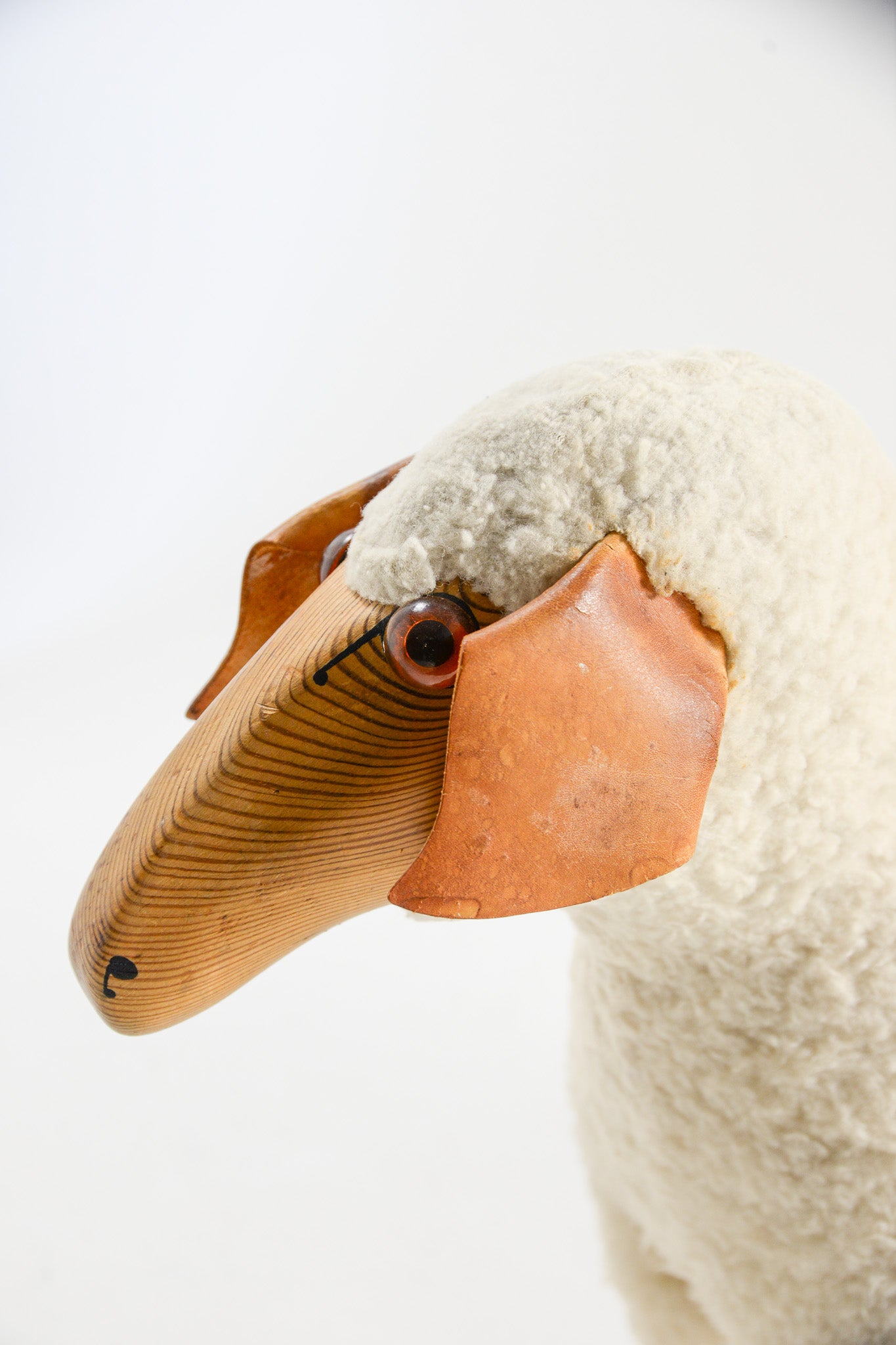 White Sheep Stool / 白ヒツジのスツール