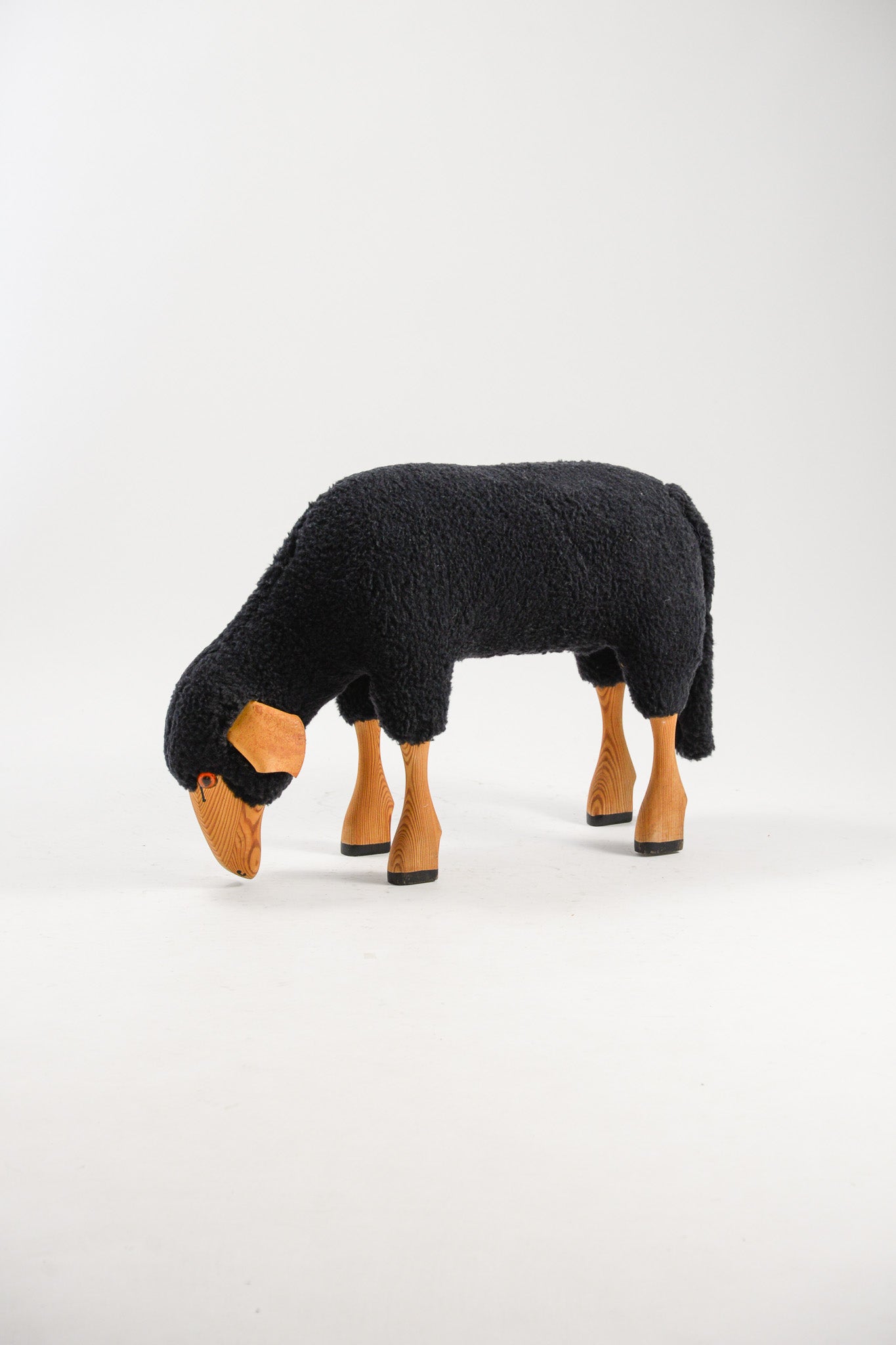 Black Sheep Stool /黒いヒツジのスツール