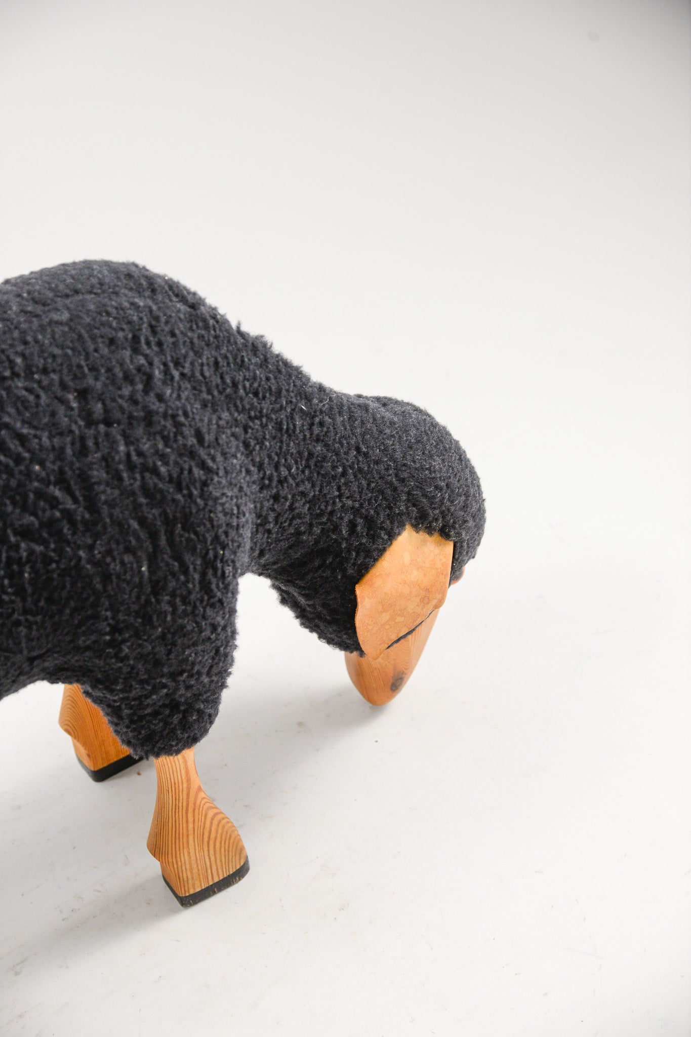 Black Sheep Stool /黒いヒツジのスツール