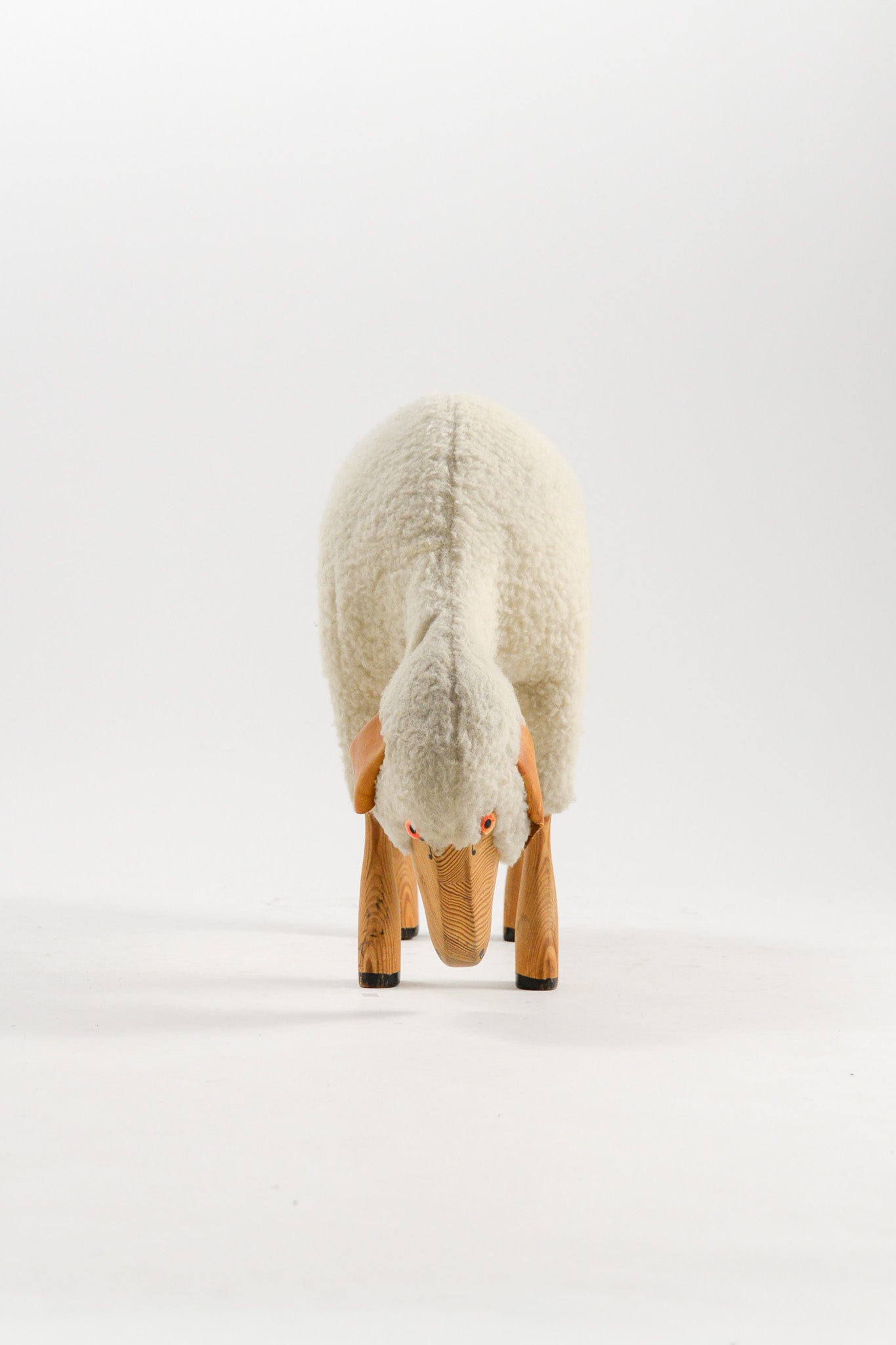 White Sheep Stool / 白いヒツジのスツール