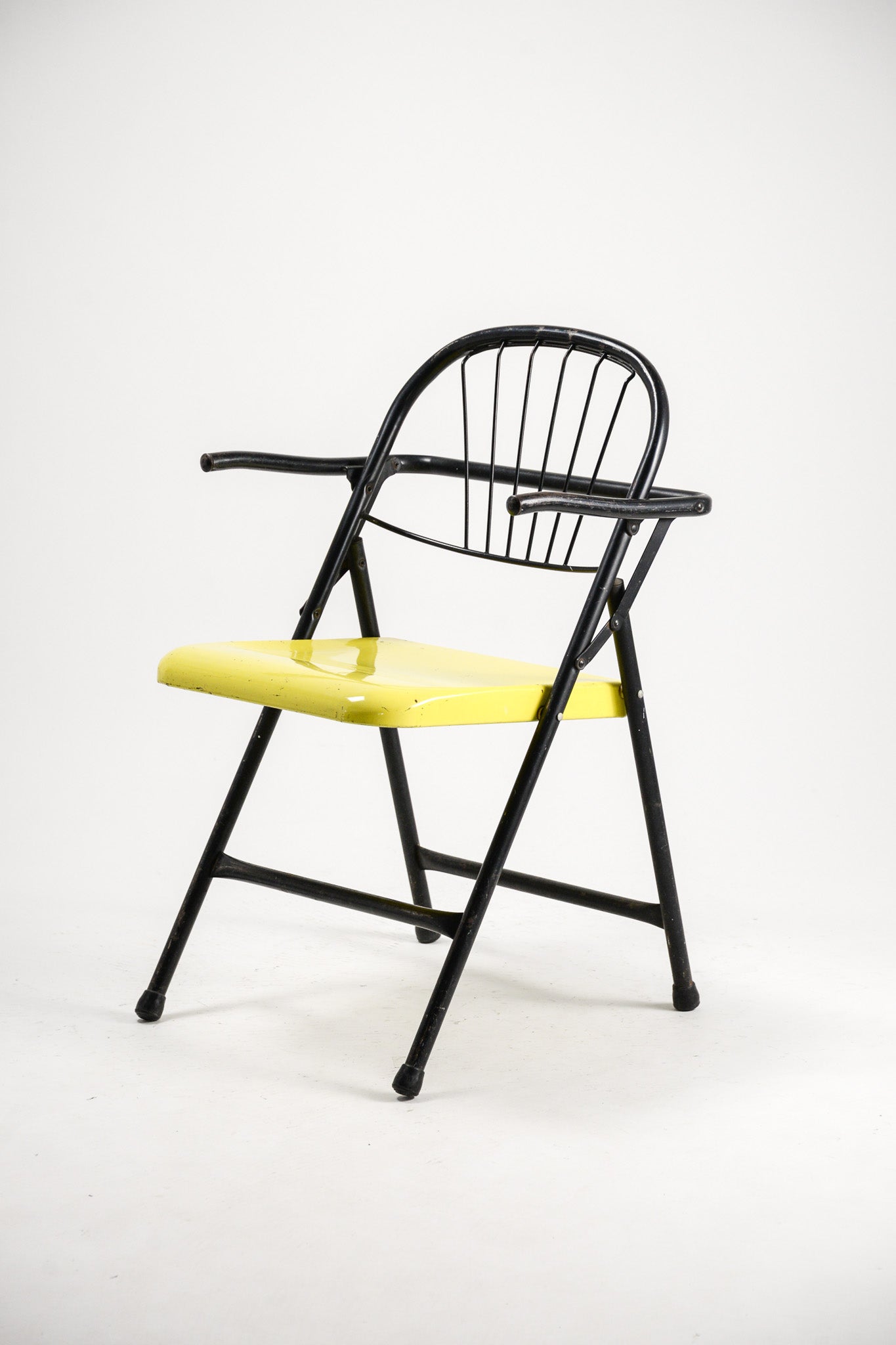 Metal Folding Chair with Armrests / メタルアーム付き折りたたみ椅子