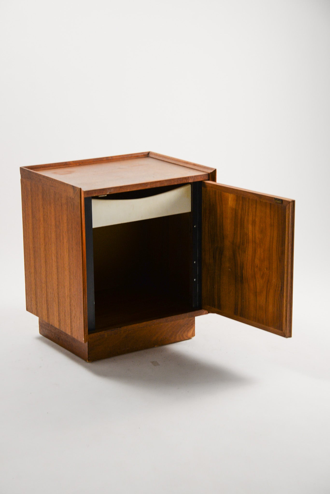 Walnut Nightstand / ウォルナットナイトスタンド