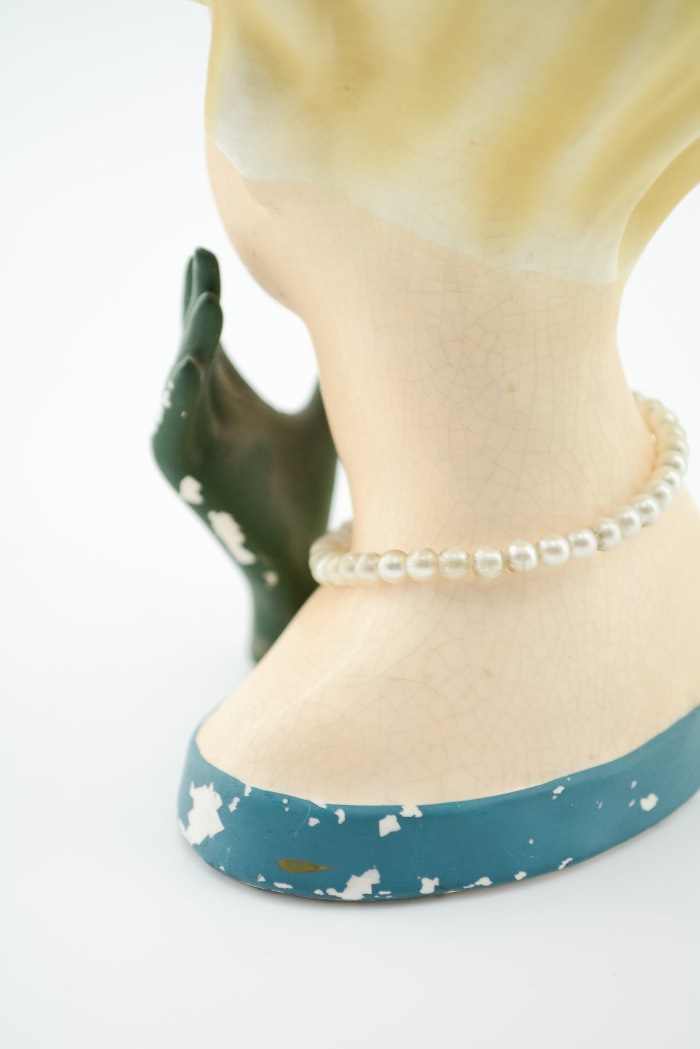 Ceramic Woman Figurine with Glove / 女性 陶器のオブジェ（グローブ付き）