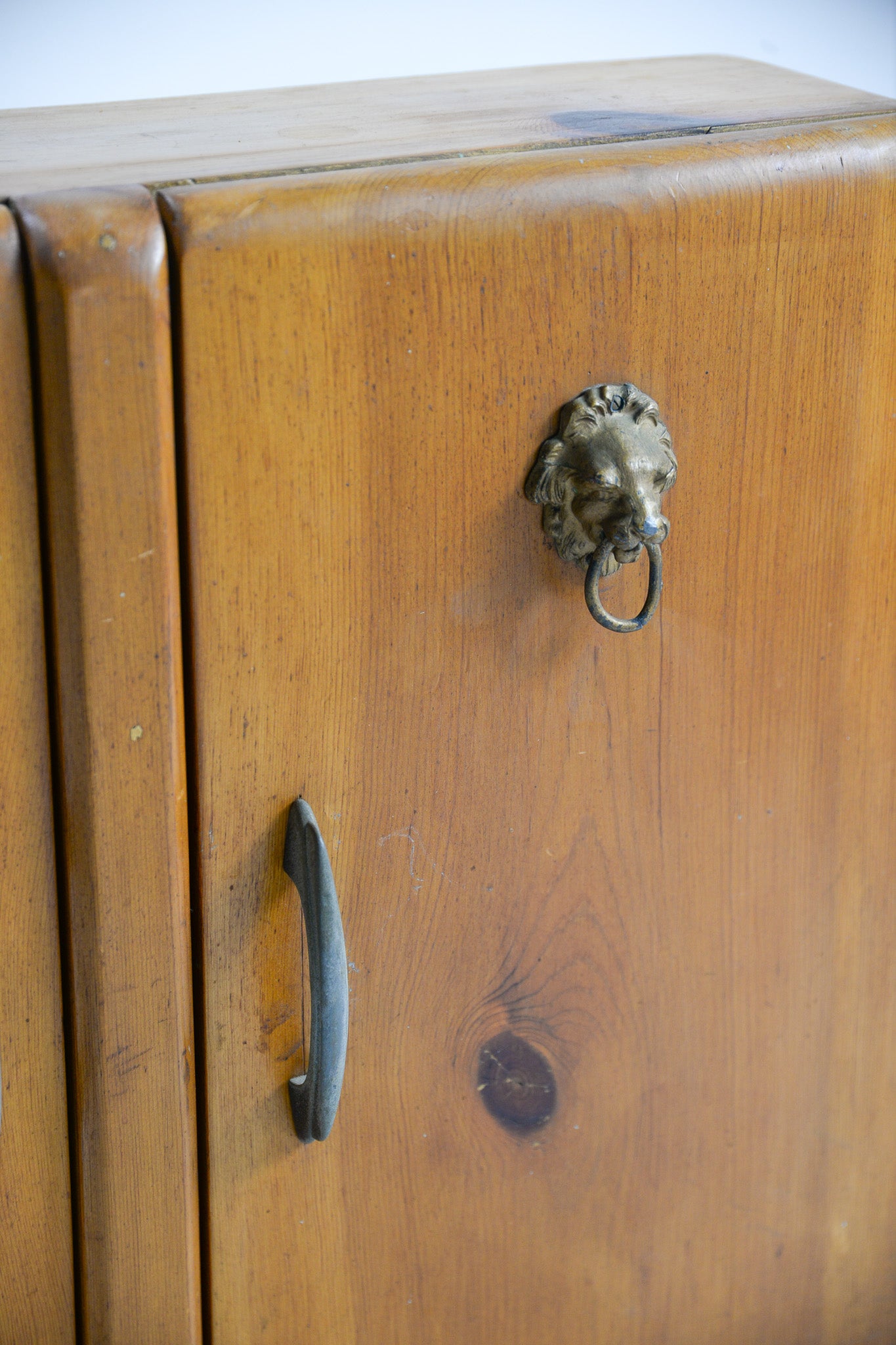 Wooden Wall Shelf with Lion Handle / ライオン取手 木製壁付け棚