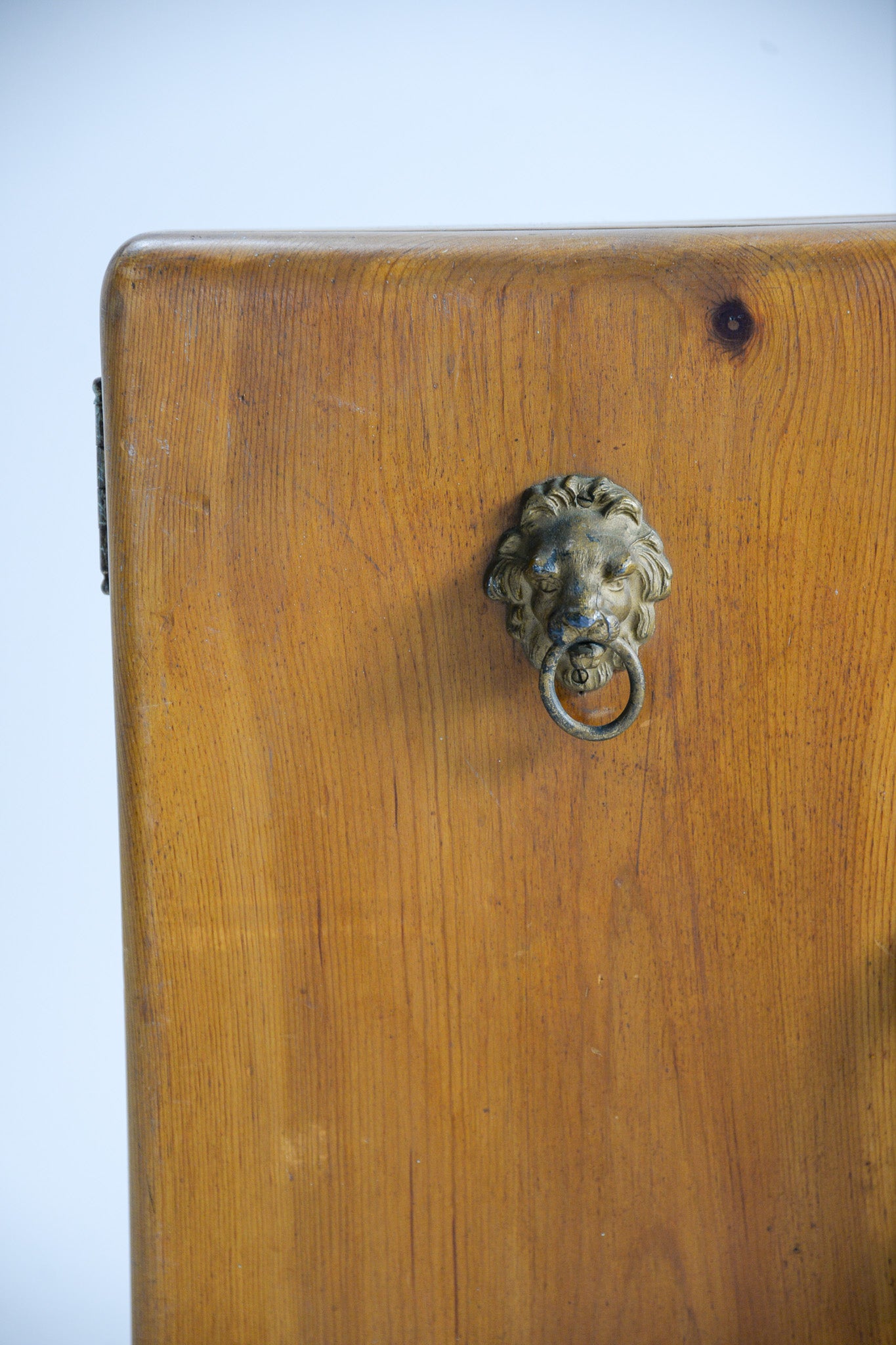 Wooden Wall Shelf with Lion Handle / ライオン取手 木製壁付け棚