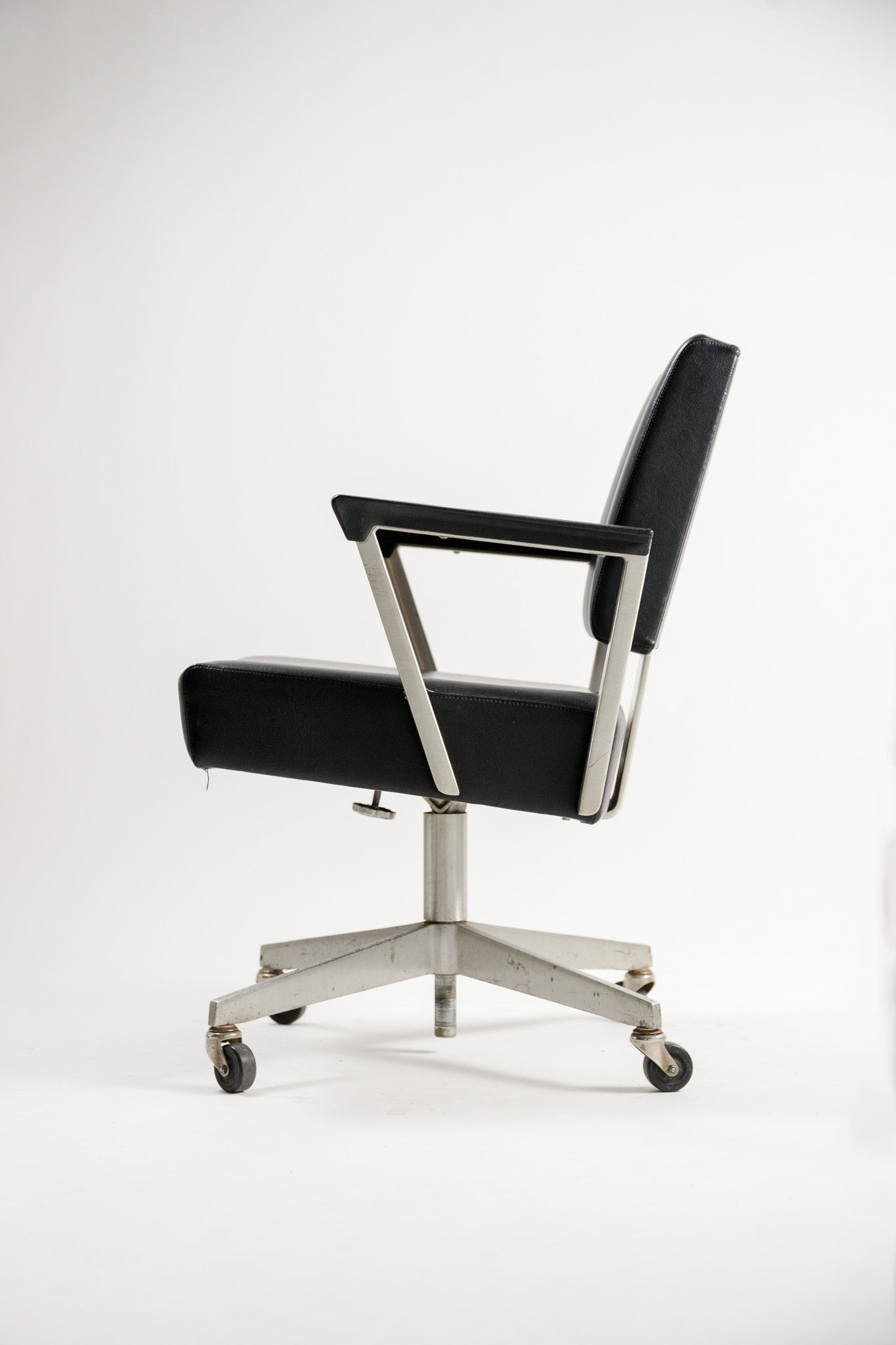 Vintage "Good Form" Aluminum Armchair / ヴィンテージ "グッドフォーム" アルミ アームチェア