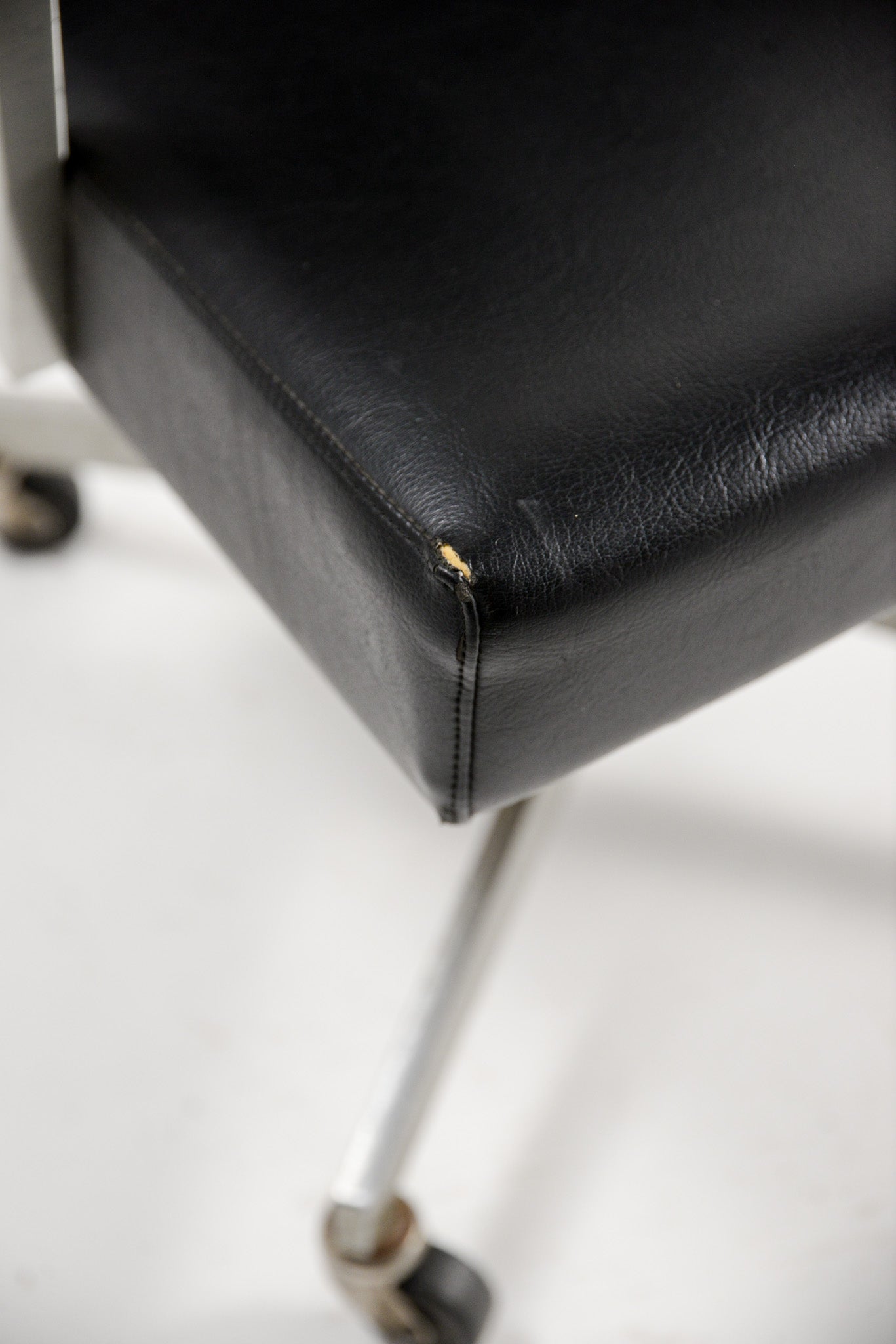 Vintage "Good Form" Aluminum Armchair / ヴィンテージ "グッドフォーム" アルミ アームチェア