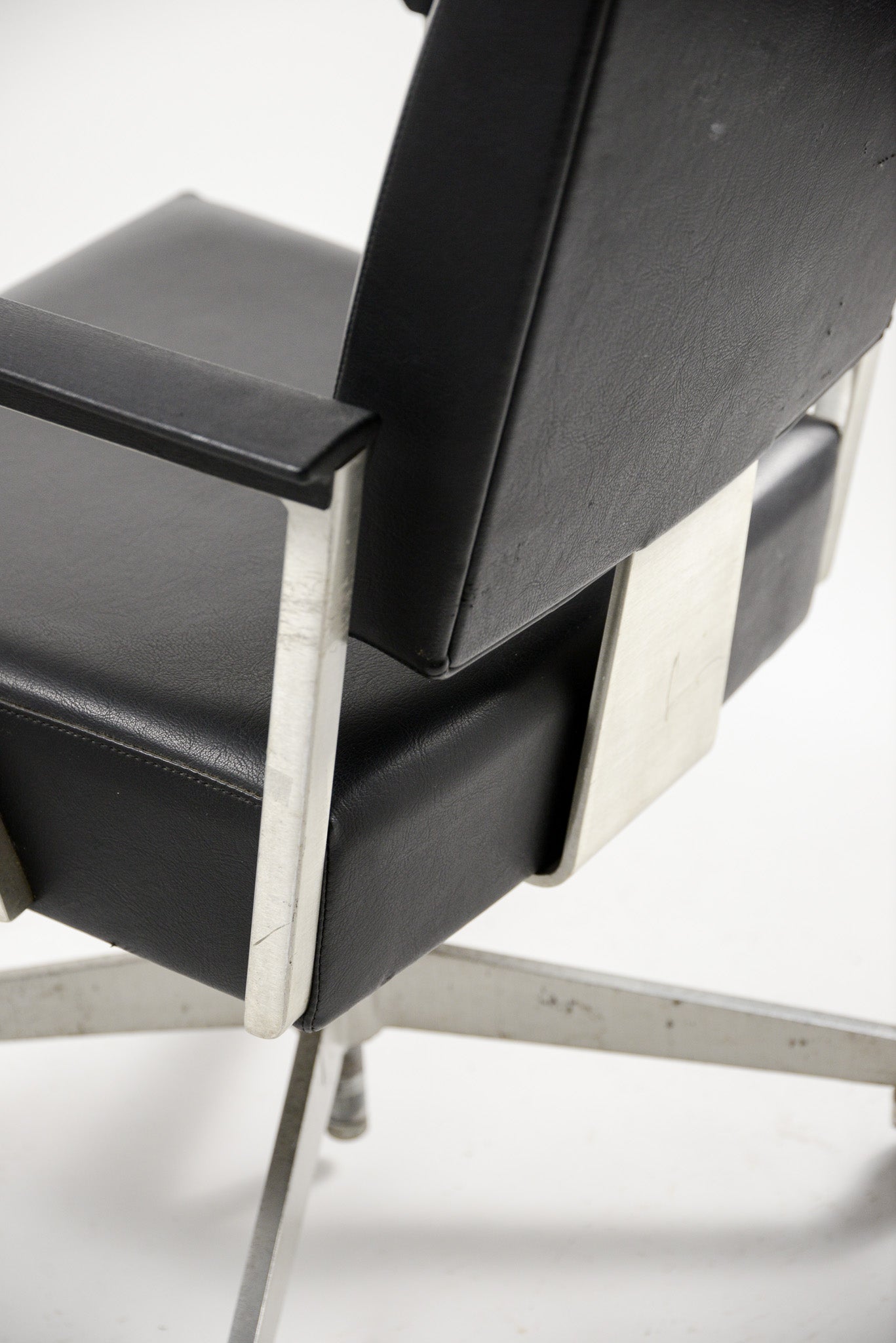 Vintage "Good Form" Aluminum Armchair / ヴィンテージ "グッドフォーム" アルミ アームチェア