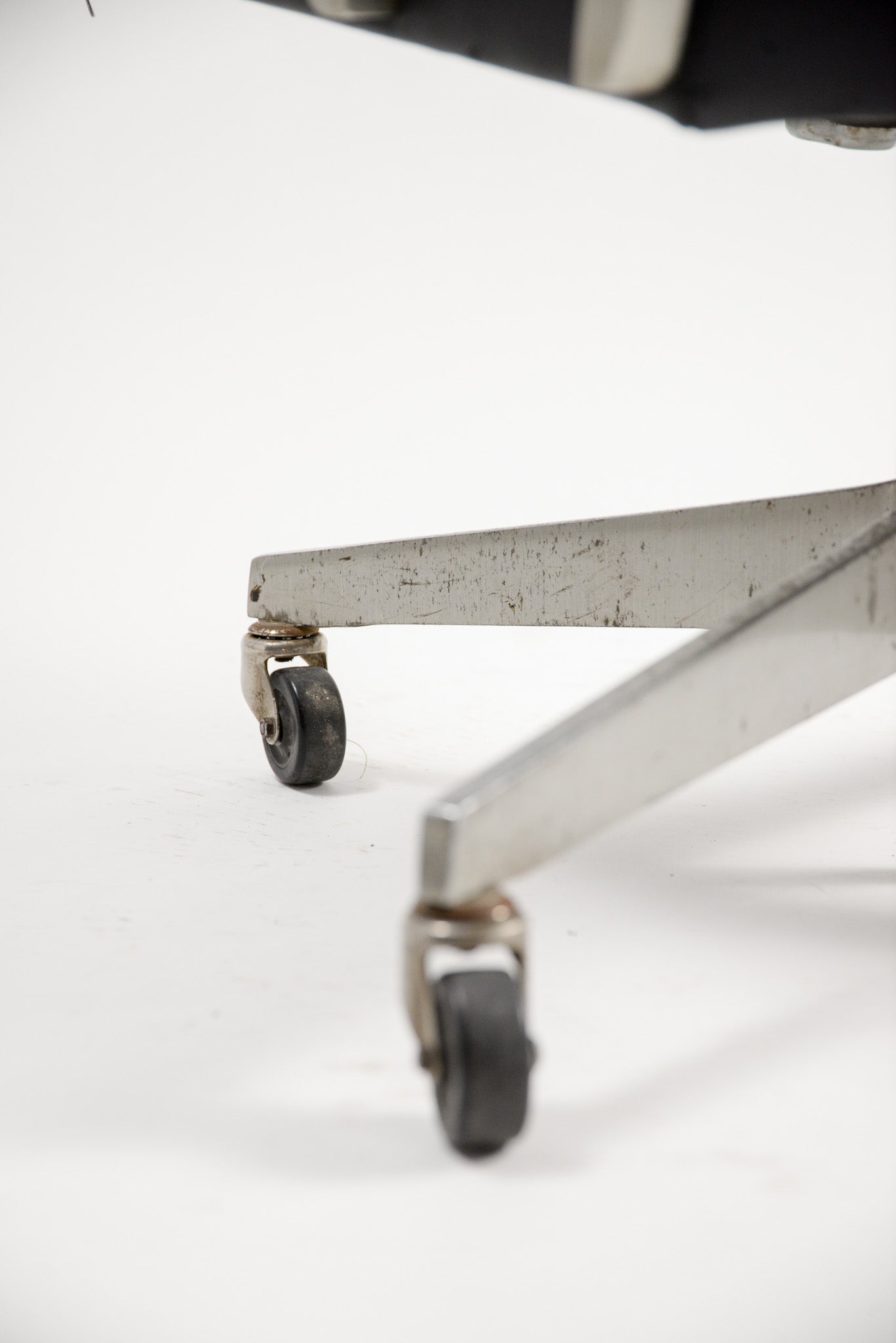 Vintage "Good Form" Aluminum Armchair / ヴィンテージ "グッドフォーム" アルミ アームチェア