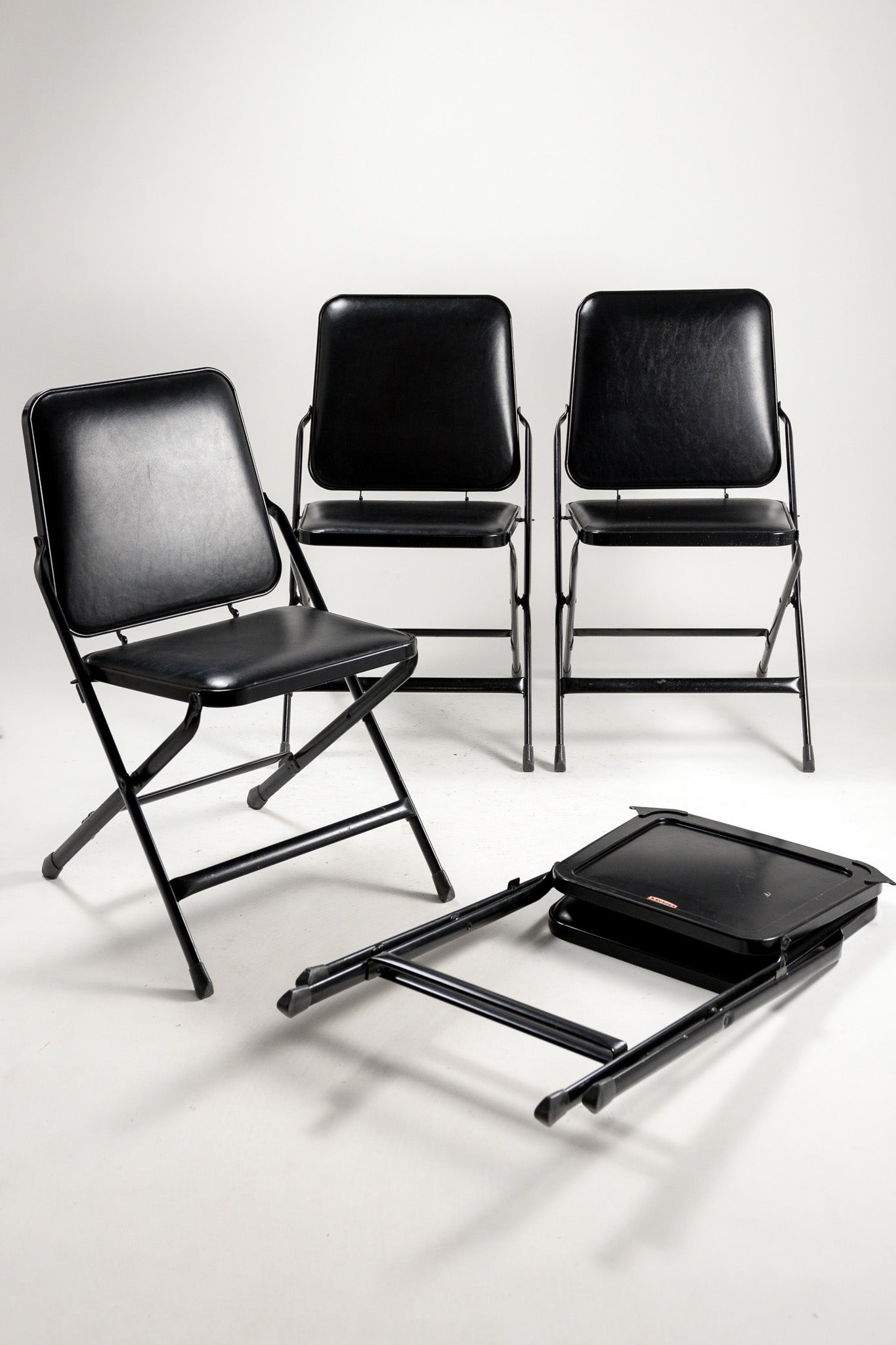 KRUEGER Black Fabric Metal Folding Chair / KRUEGER 黒ファブリック メタル折りたたみイス
