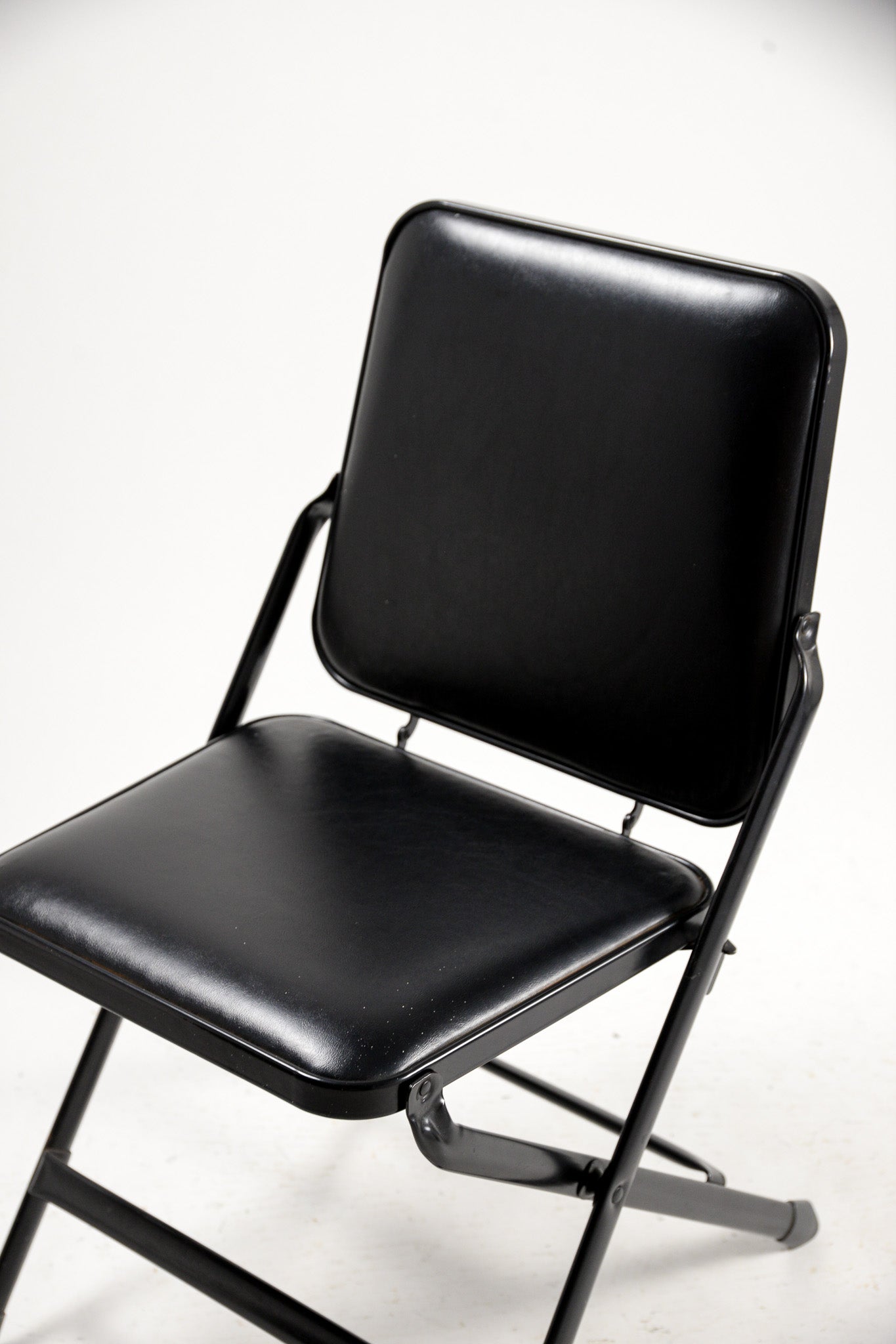 KRUEGER Black Fabric Metal Folding Chair / KRUEGER 黒ファブリック メタル折りたたみイス