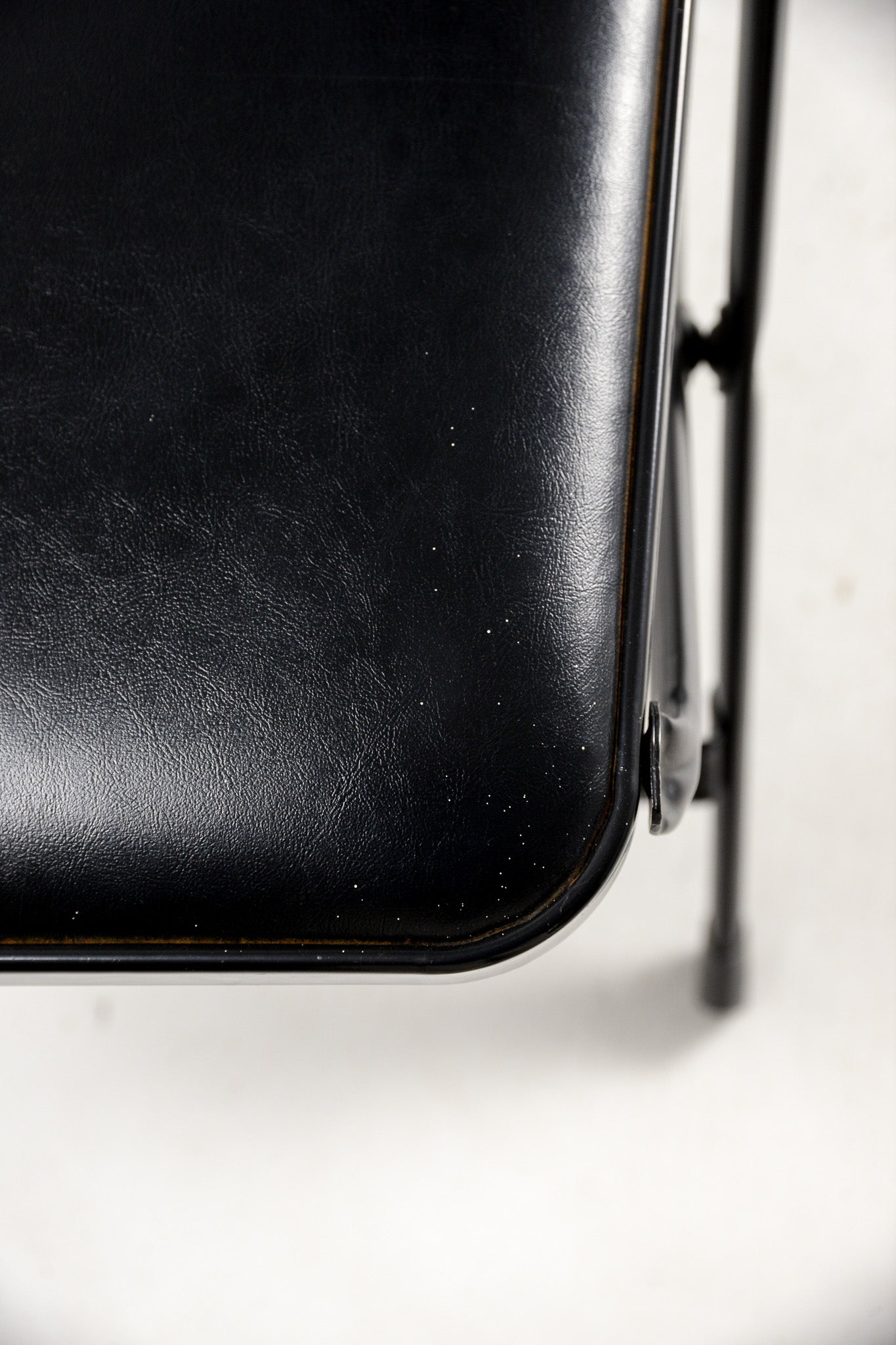 KRUEGER Black Fabric Metal Folding Chair / KRUEGER 黒ファブリック メタル折りたたみイス