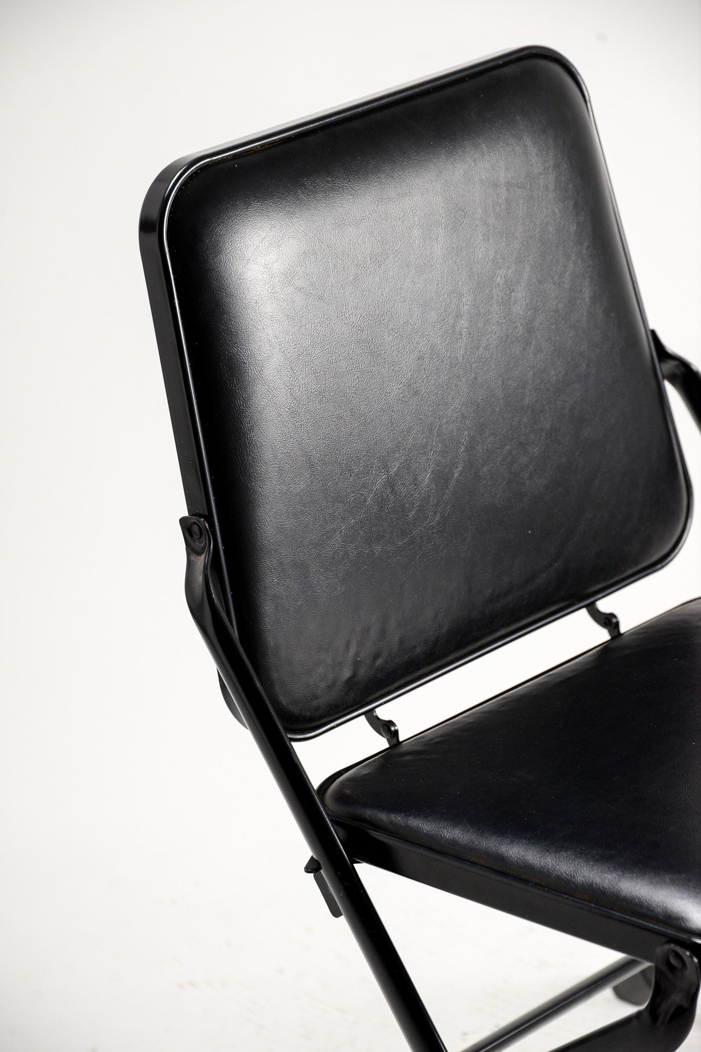 KRUEGER Black Fabric Metal Folding Chair / KRUEGER 黒ファブリック メタル折りたたみイス