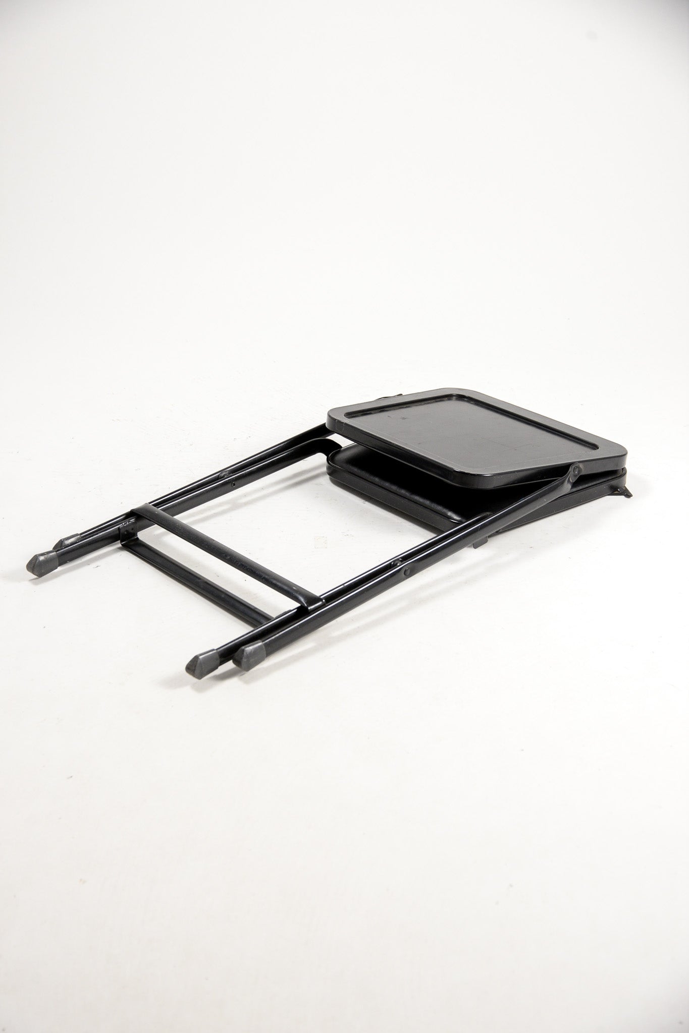 KRUEGER Black Fabric Metal Folding Chair / KRUEGER 黒ファブリック メタル折りたたみイス