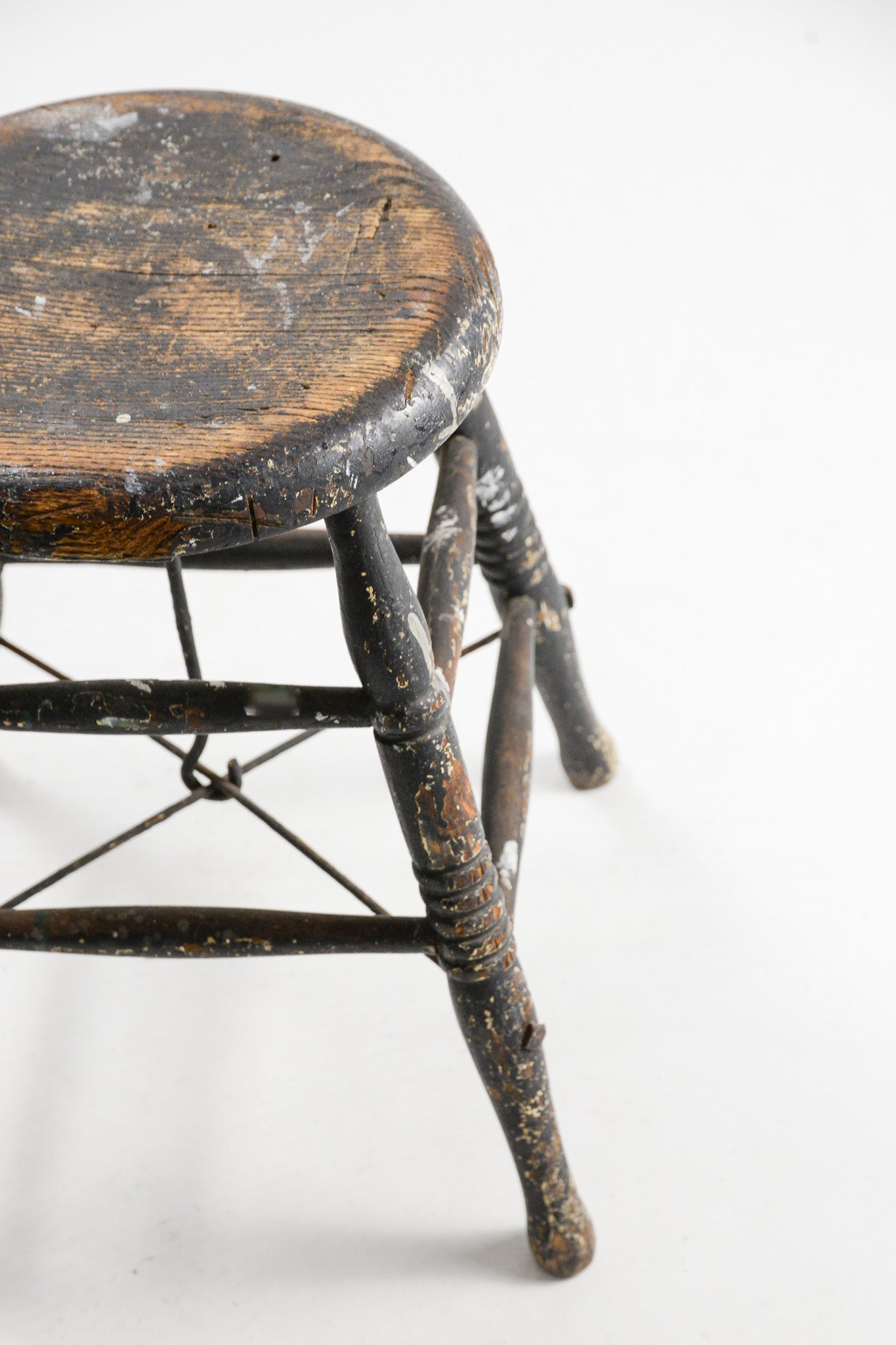 Black Wooden Stool / 黒い木製スツール