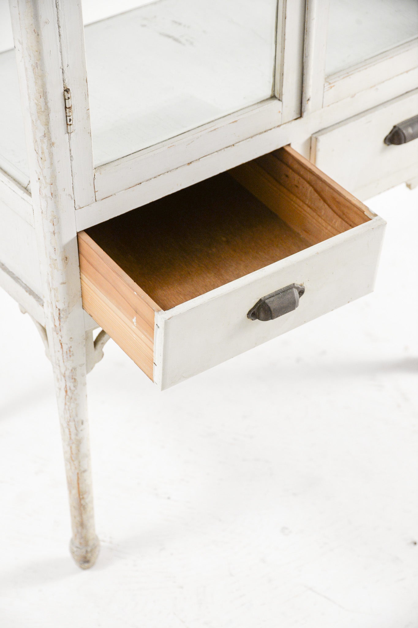 White Medical Cabinet / 白ケビント