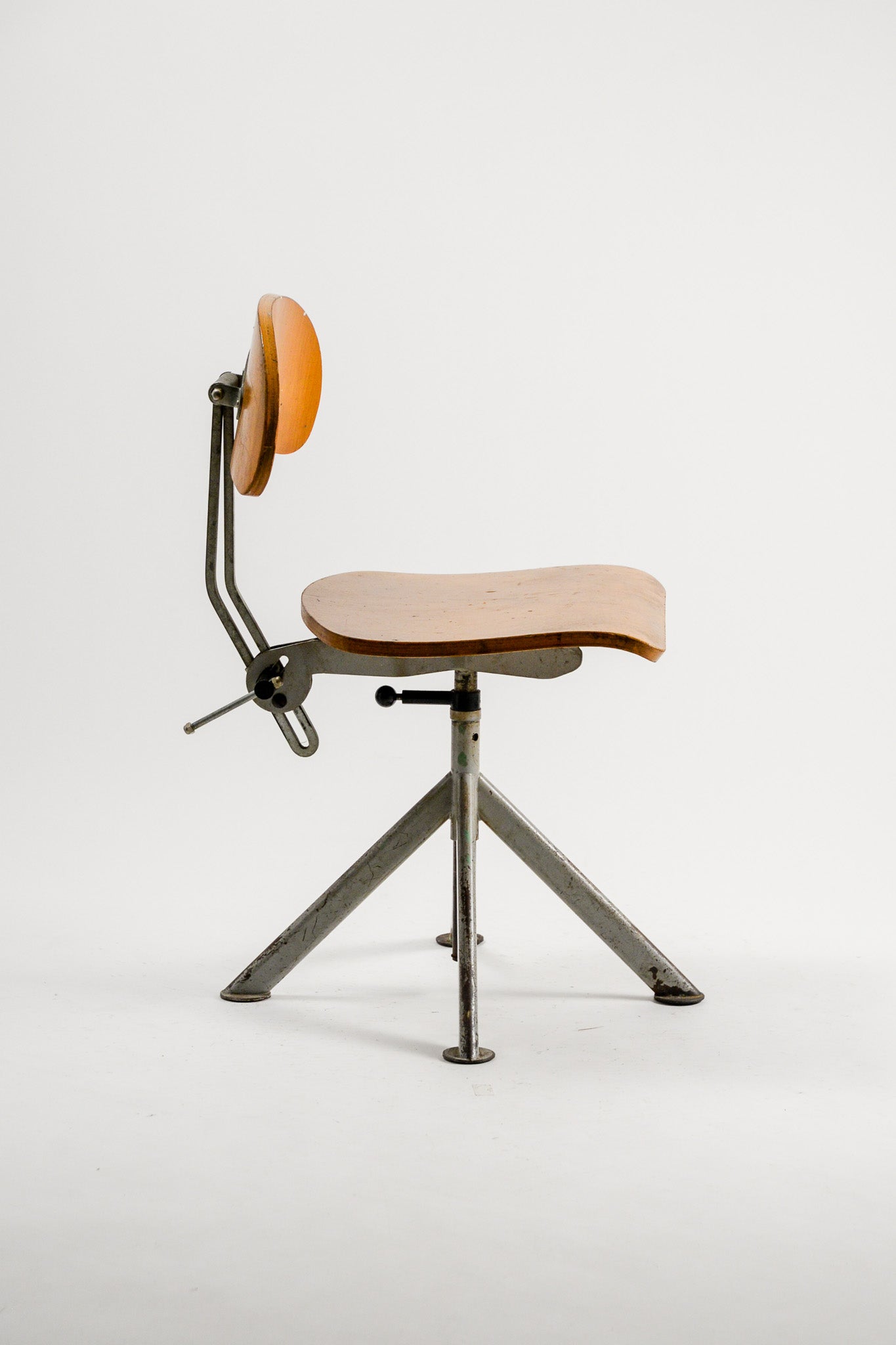 Wooden Swivel & Adjustable Chair / 木製昇降チェア