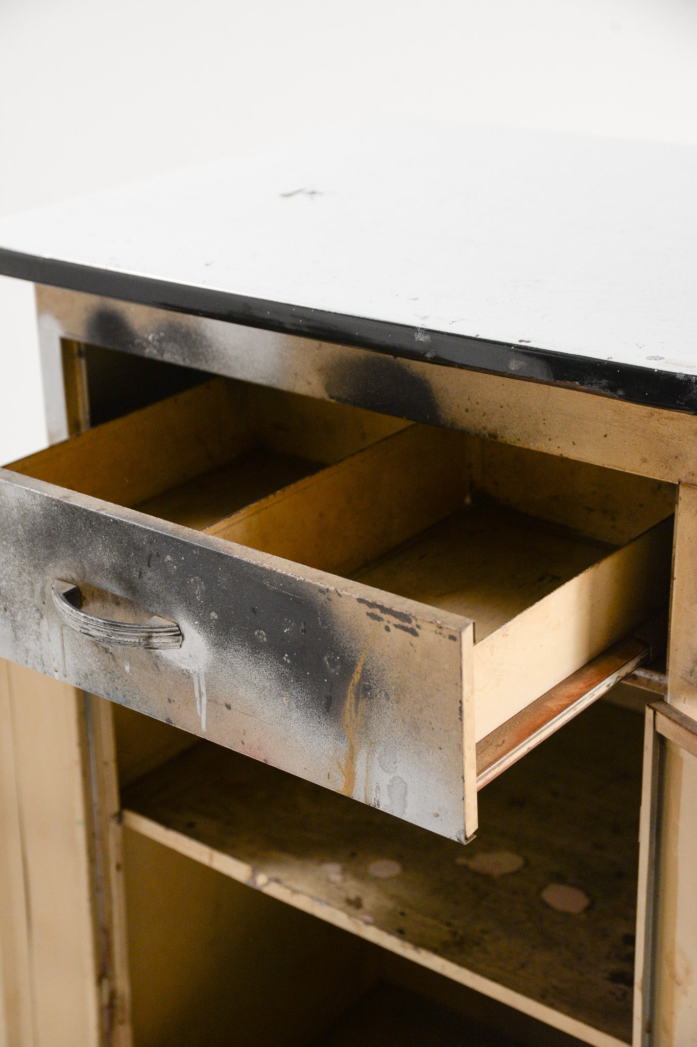 Vintage Graffiti Metal Cabinet / ヴィンテージ グラフィティ メタルキャビネット