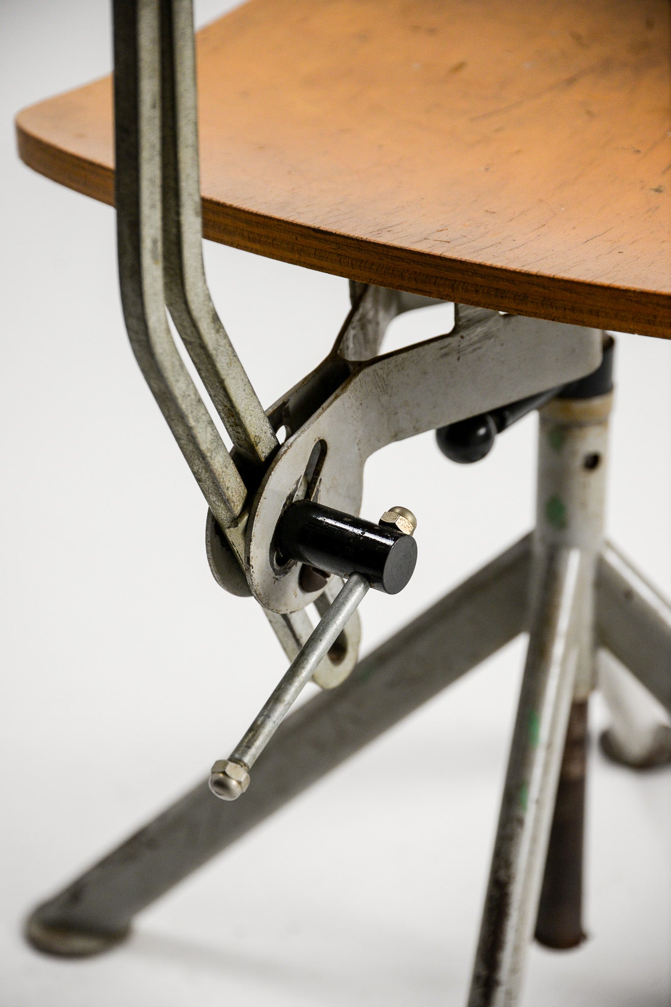 Wooden Swivel & Adjustable Chair / 木製昇降チェア