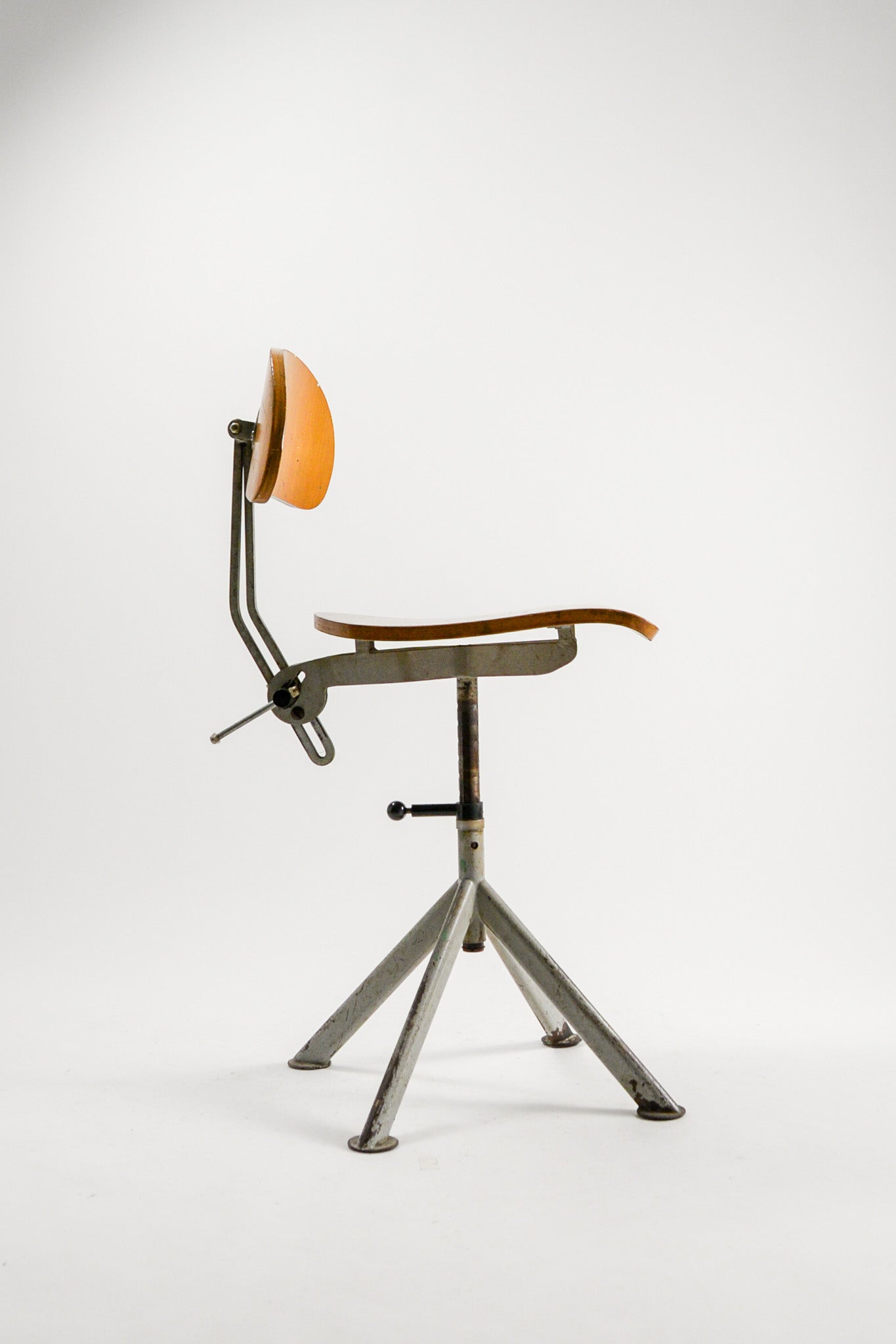 Wooden Swivel & Adjustable Chair / 木製昇降チェア