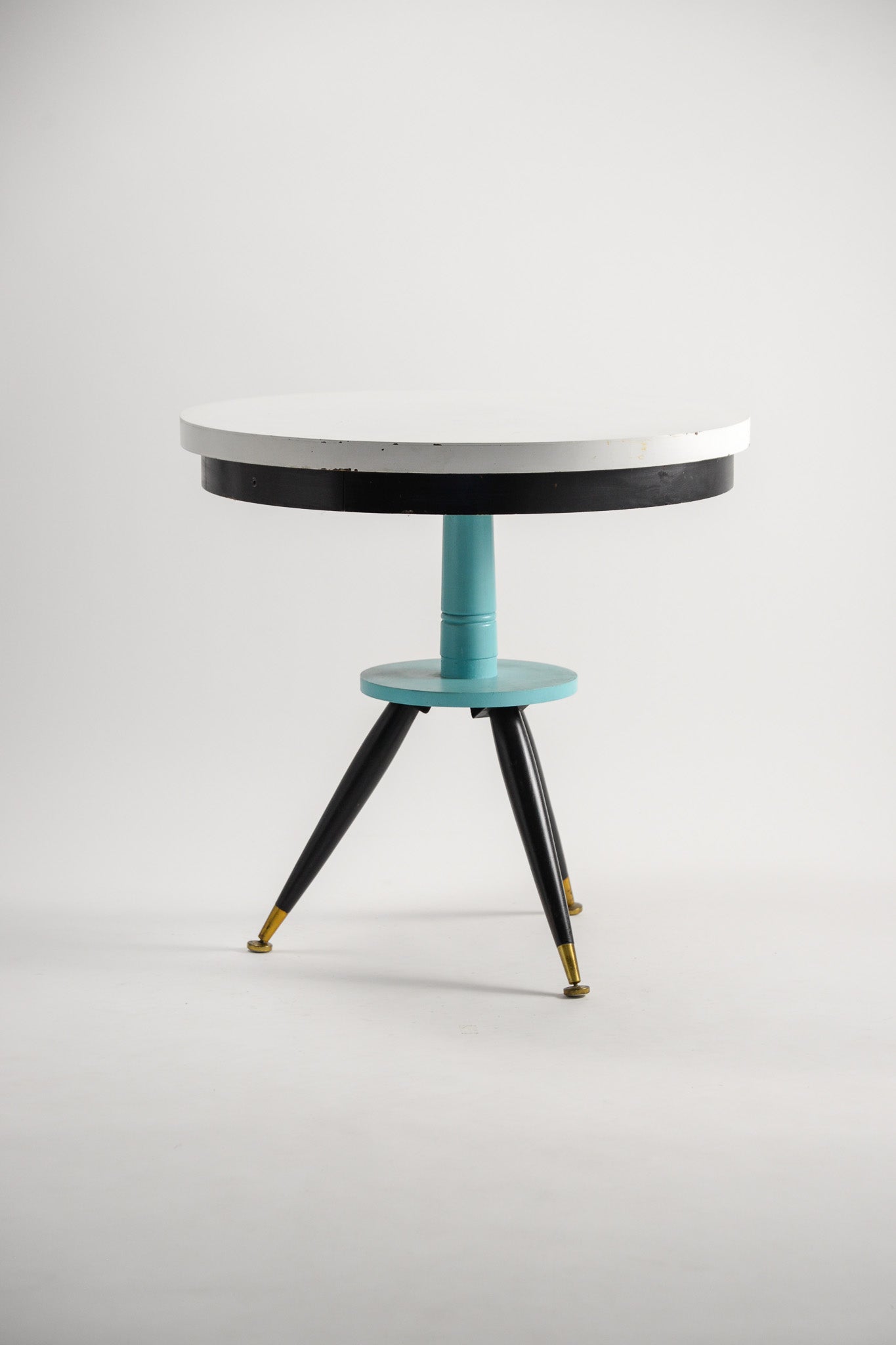 Spacey Style Round Table / スペーシーなラウンドテーブル
