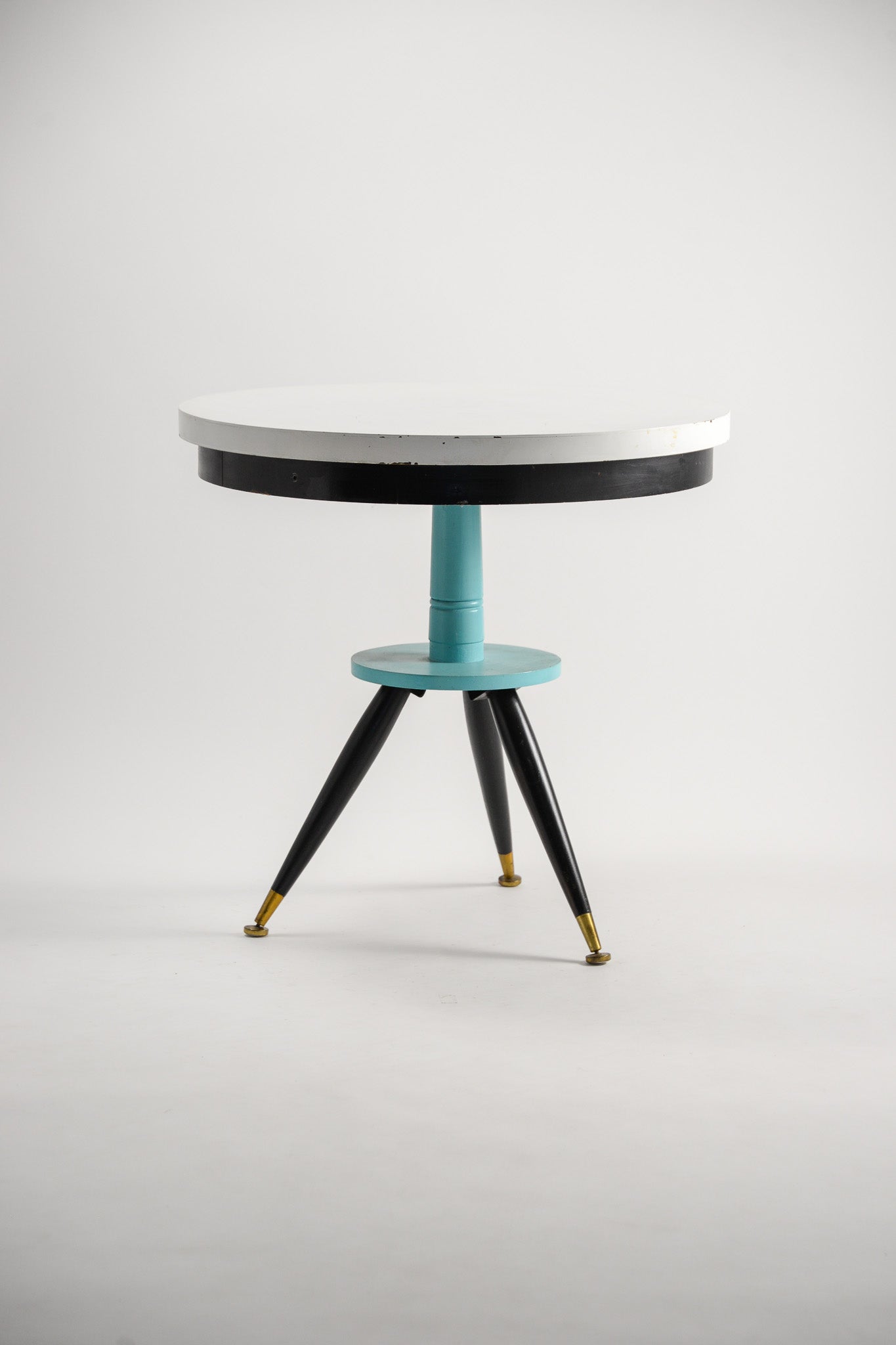 Spacey Style Round Table / スペーシーなラウンドテーブル