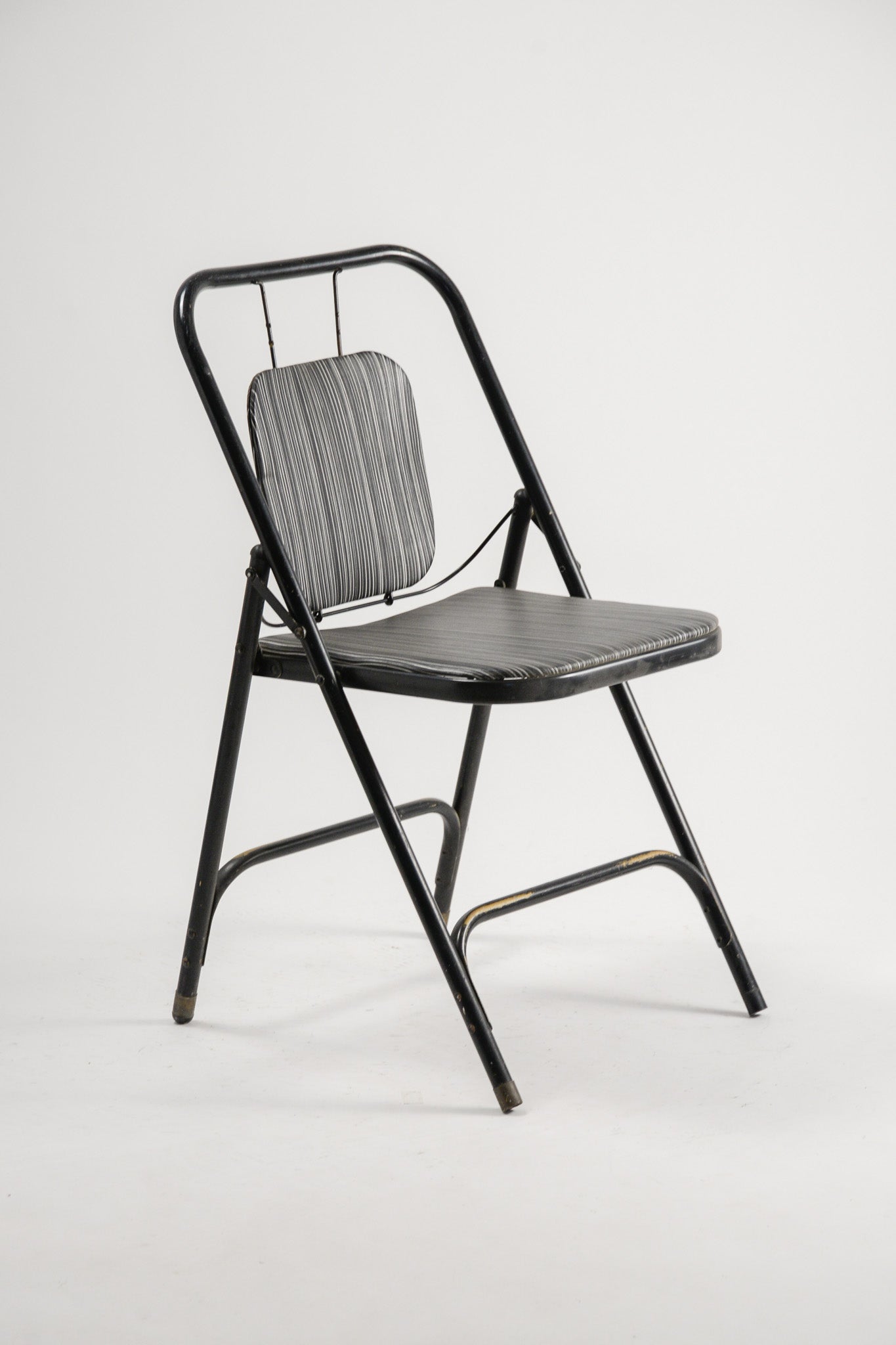 Metal Folding Chair / 金属フレームの折りたたみ椅子