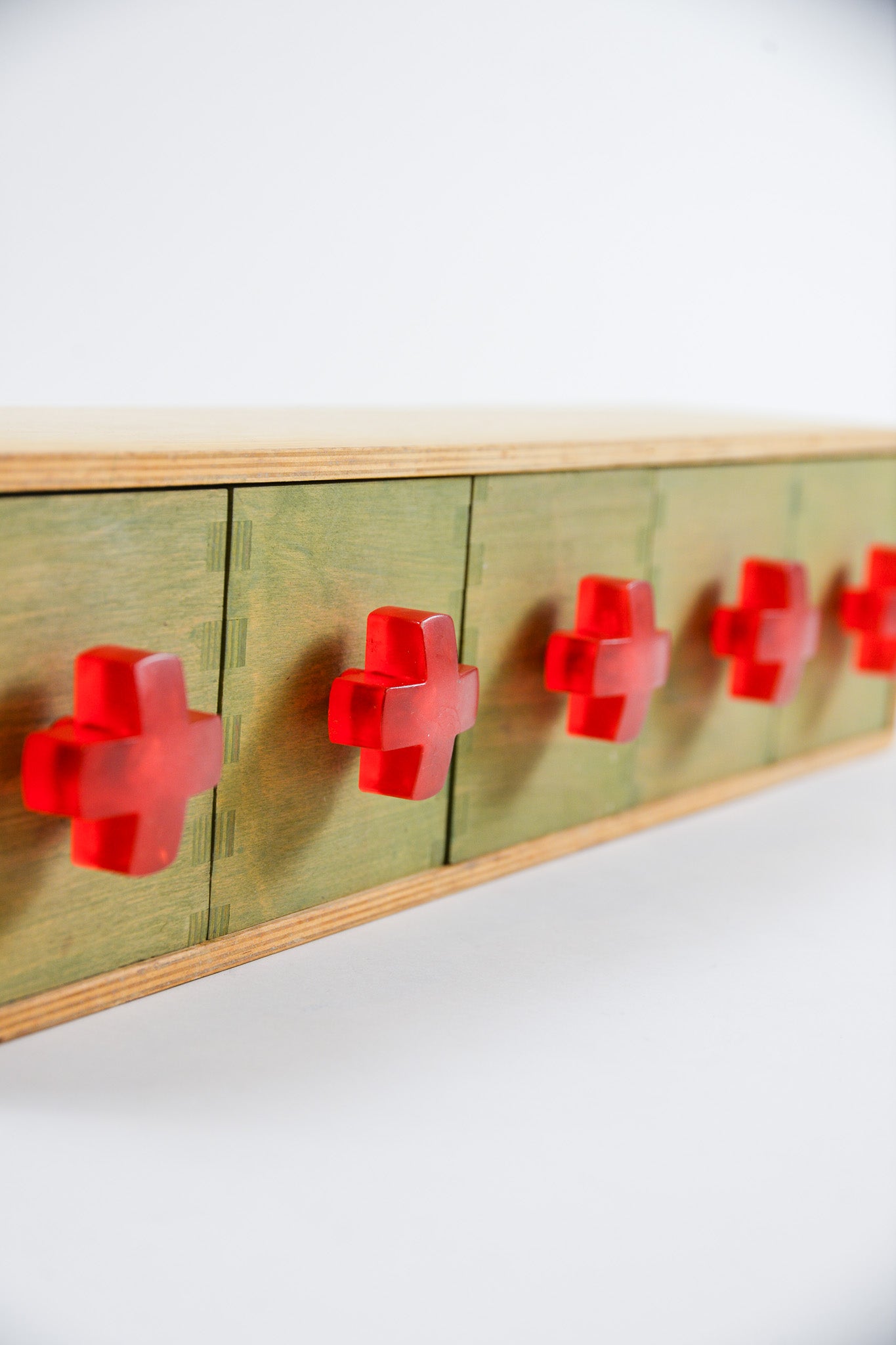 Wall-mounted 5-Drawer Chest / 壁付けの5連引き出し