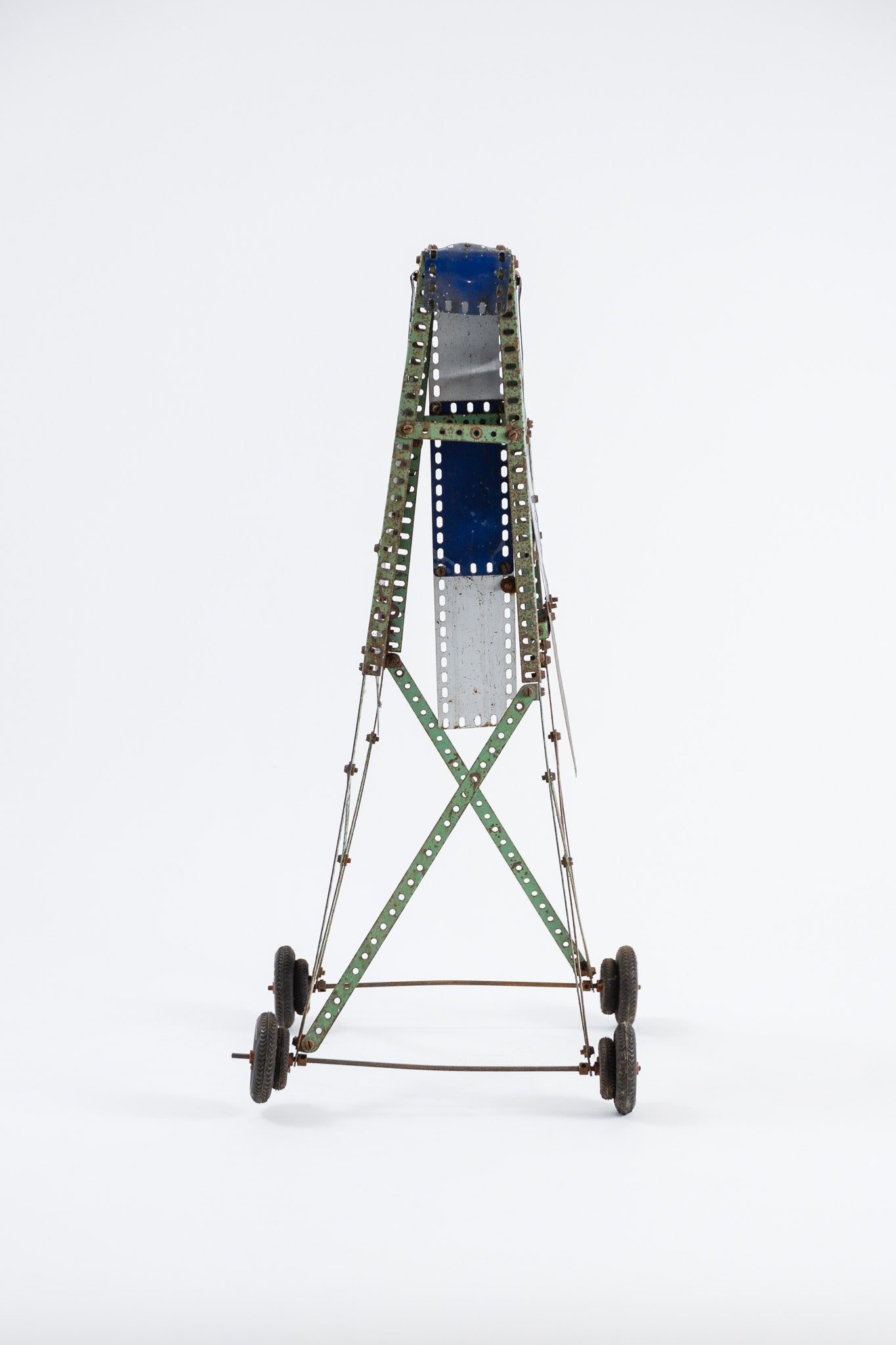 Metal Tower with Wheels / メタルタイヤ付きの塔