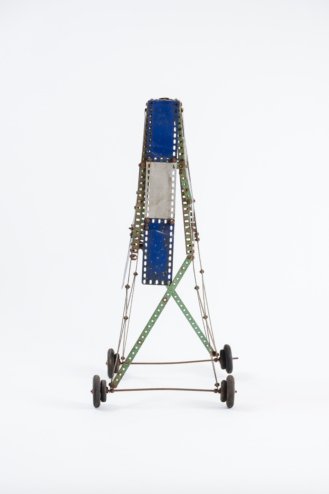 Metal Tower with Wheels / メタルタイヤ付きの塔