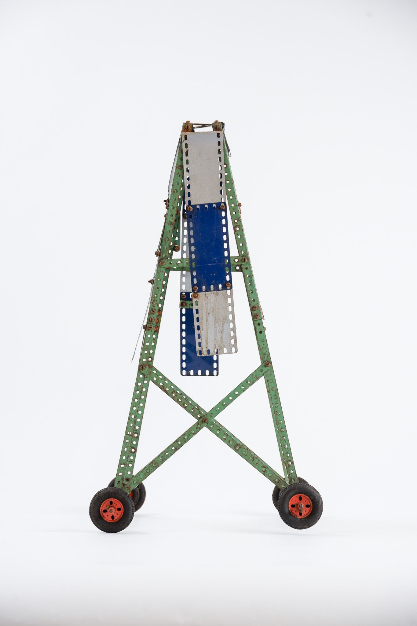 Metal Tower with Wheels / メタルタイヤ付きの塔