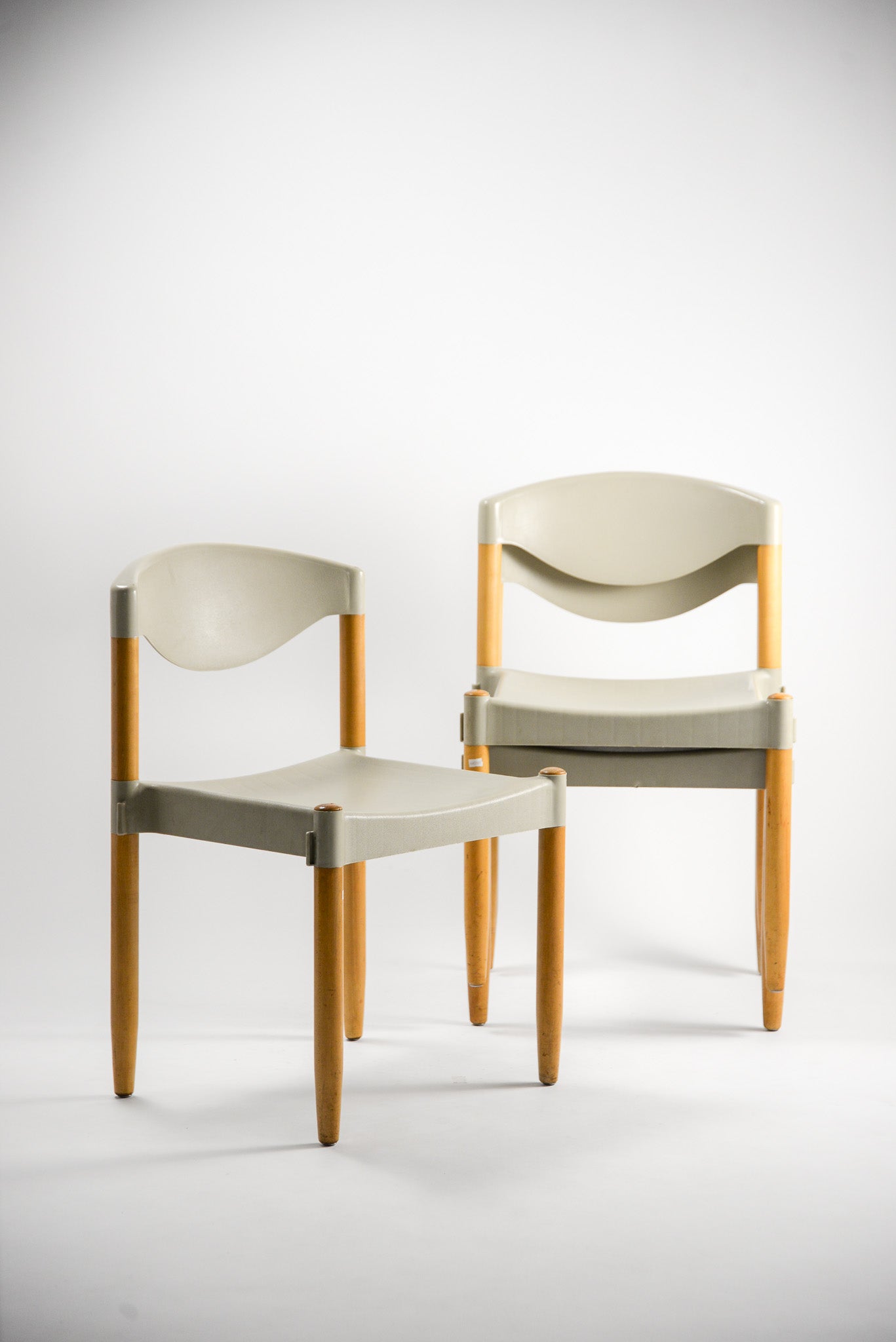 Stacking The Strax chair by CASARA / スタッキング Straxチェア CASARA