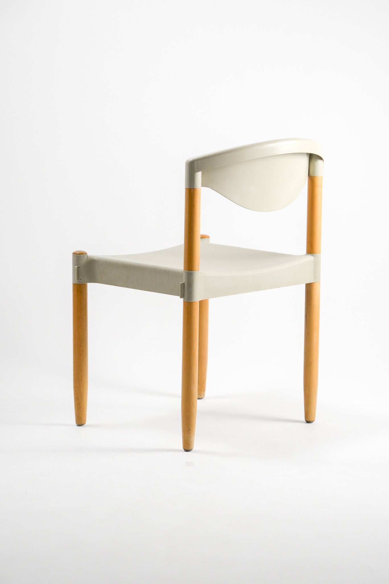 Stacking The Strax chair by CASARA / スタッキング Straxチェア CASARA
