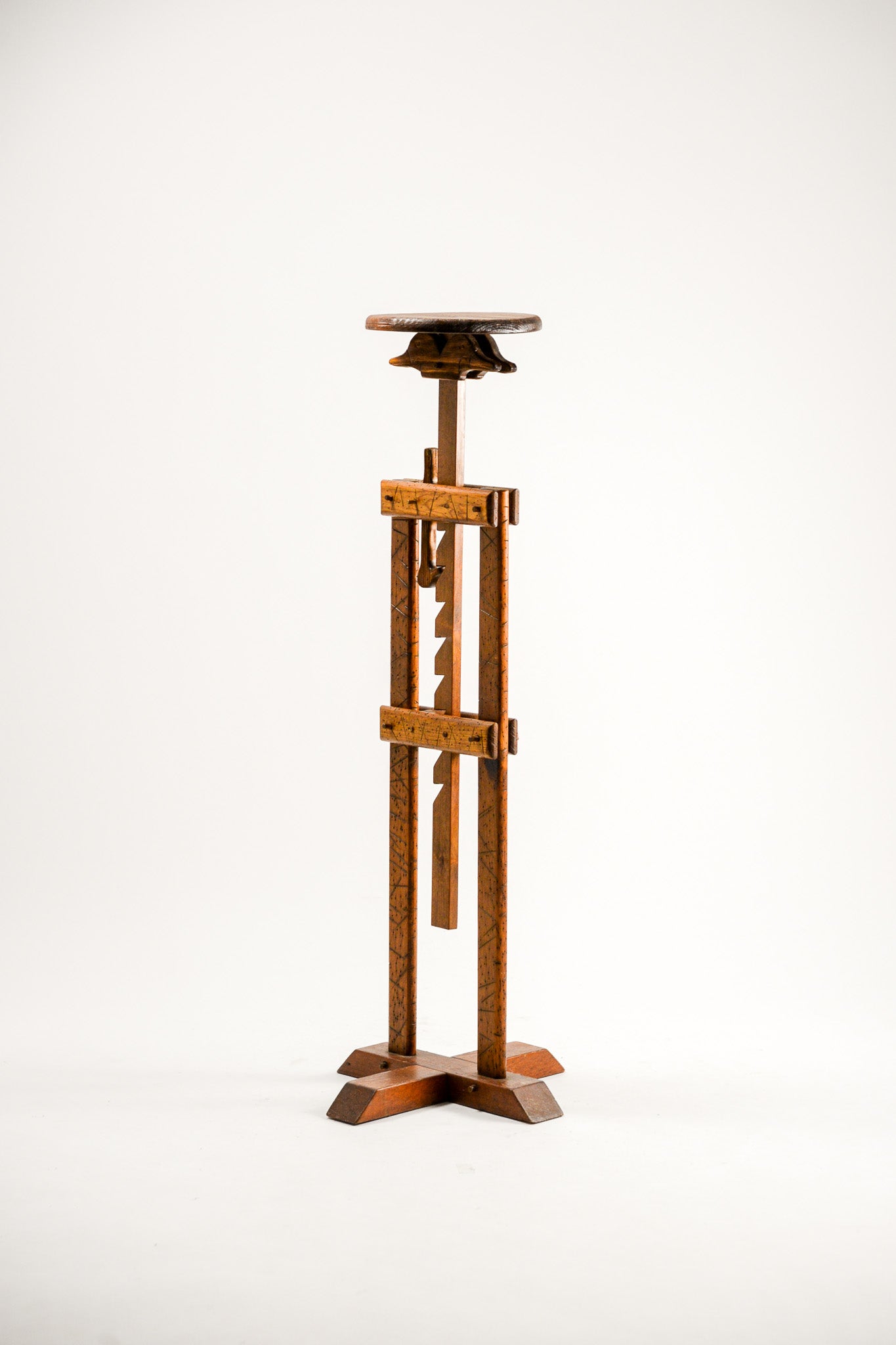 Wooden Adjustable Display Stand with Ratchet Mechanism / ラチェット式 木製アジャスタブル・ディスプレイスタンド