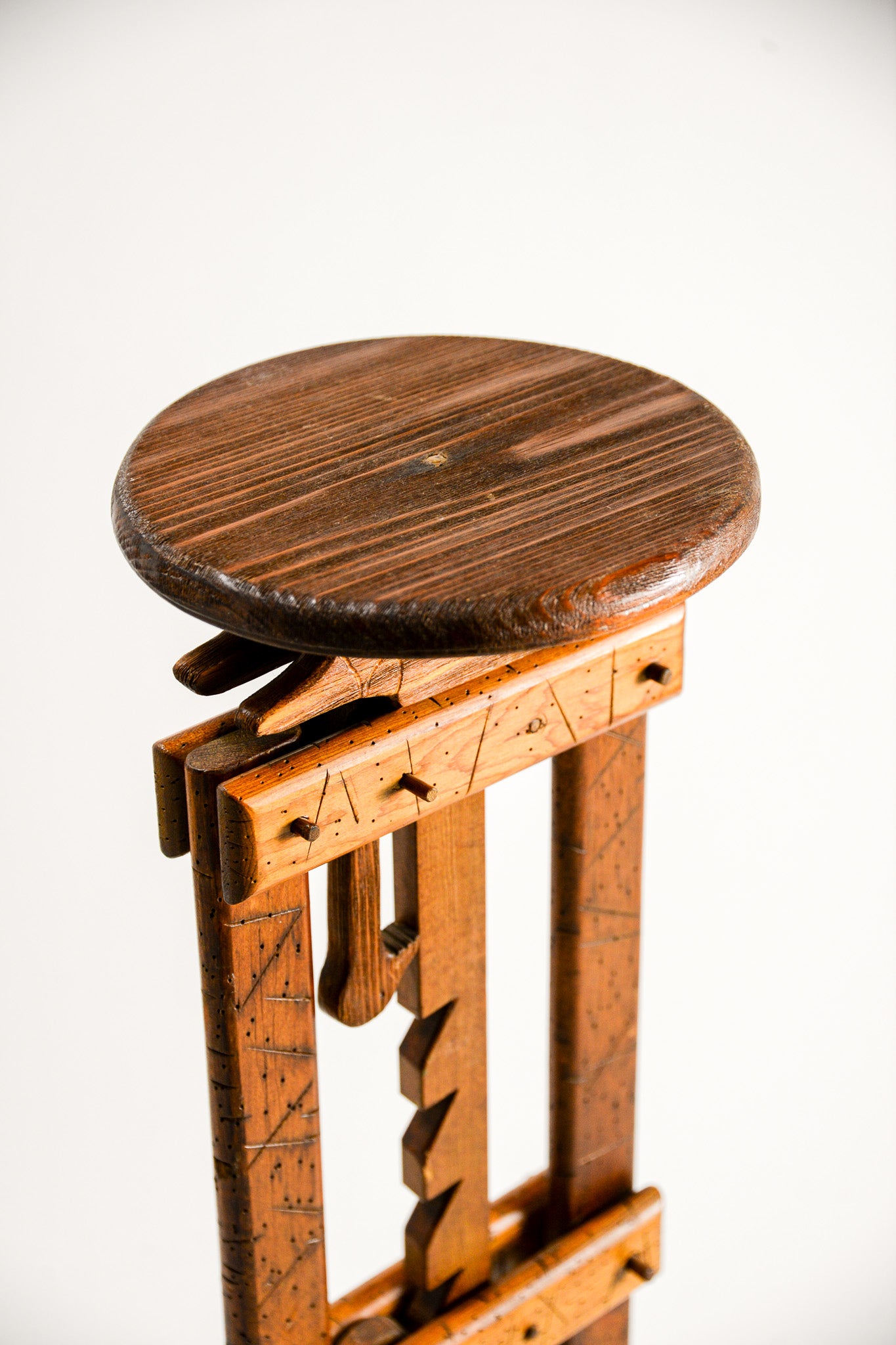 Wooden Adjustable Display Stand with Ratchet Mechanism / ラチェット式 木製アジャスタブル・ディスプレイスタンド