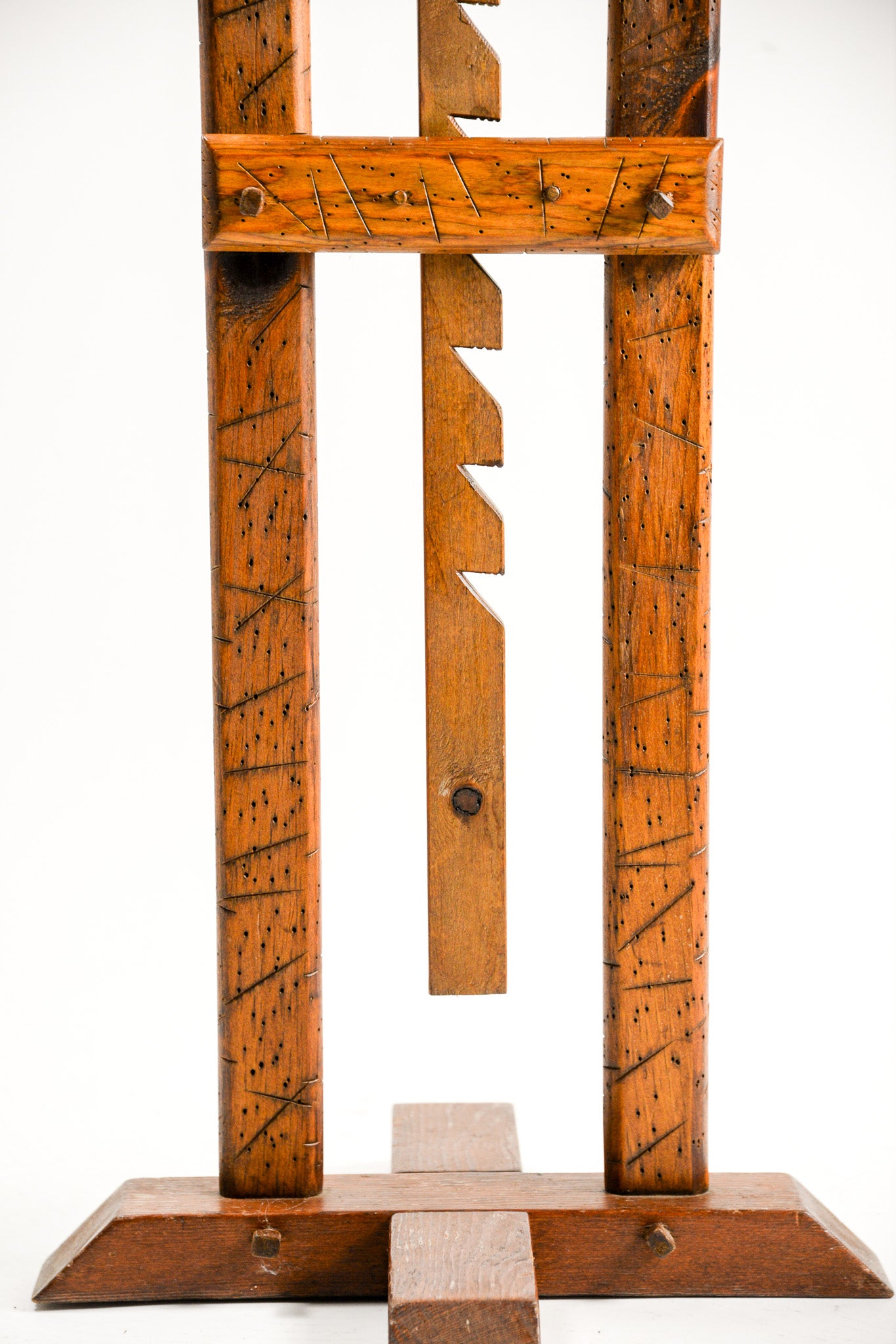 Wooden Adjustable Display Stand with Ratchet Mechanism / ラチェット式 木製アジャスタブル・ディスプレイスタンド