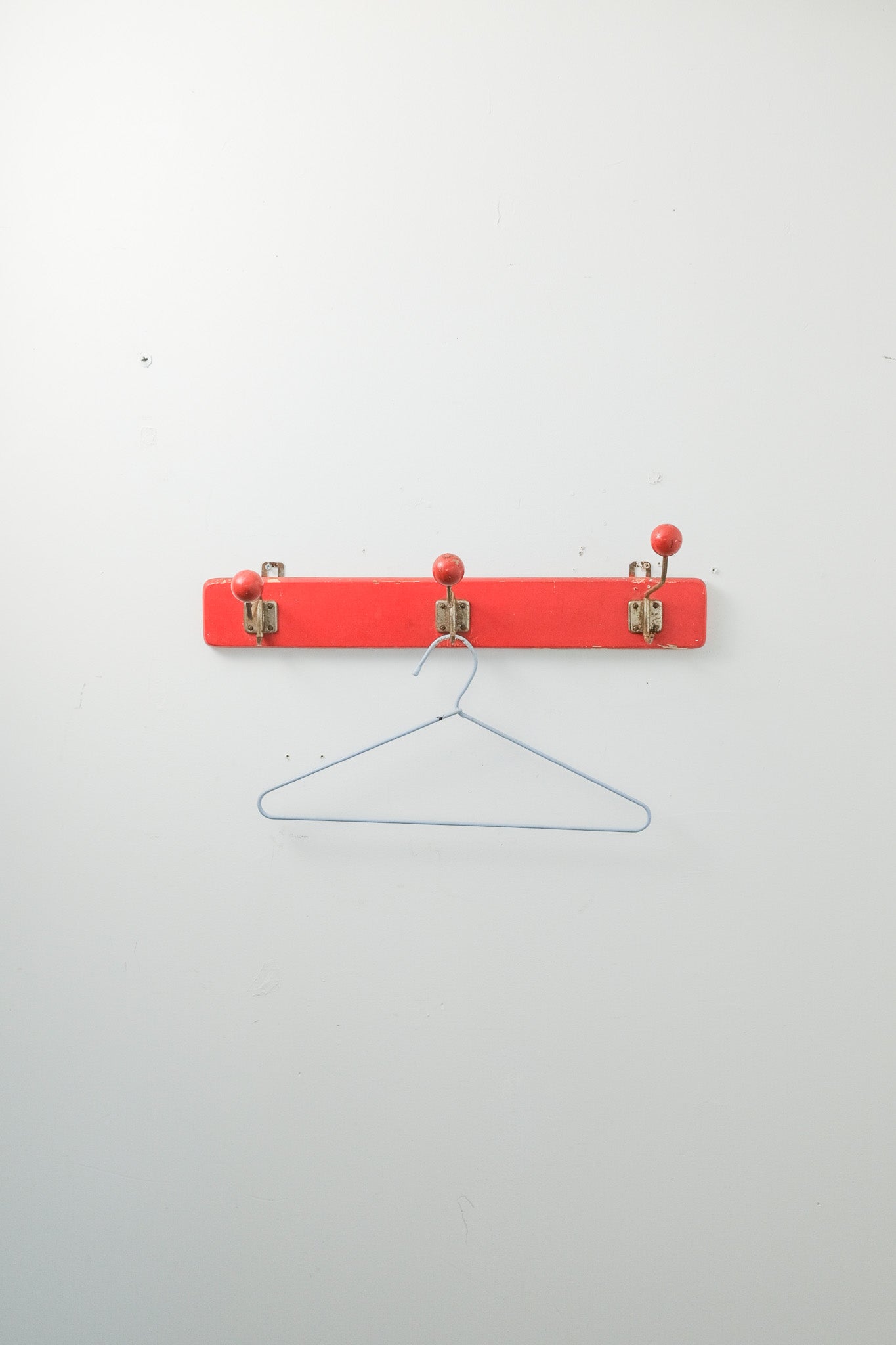 Red Wall-Mounted Coat Rack / 赤い壁付けコートラック