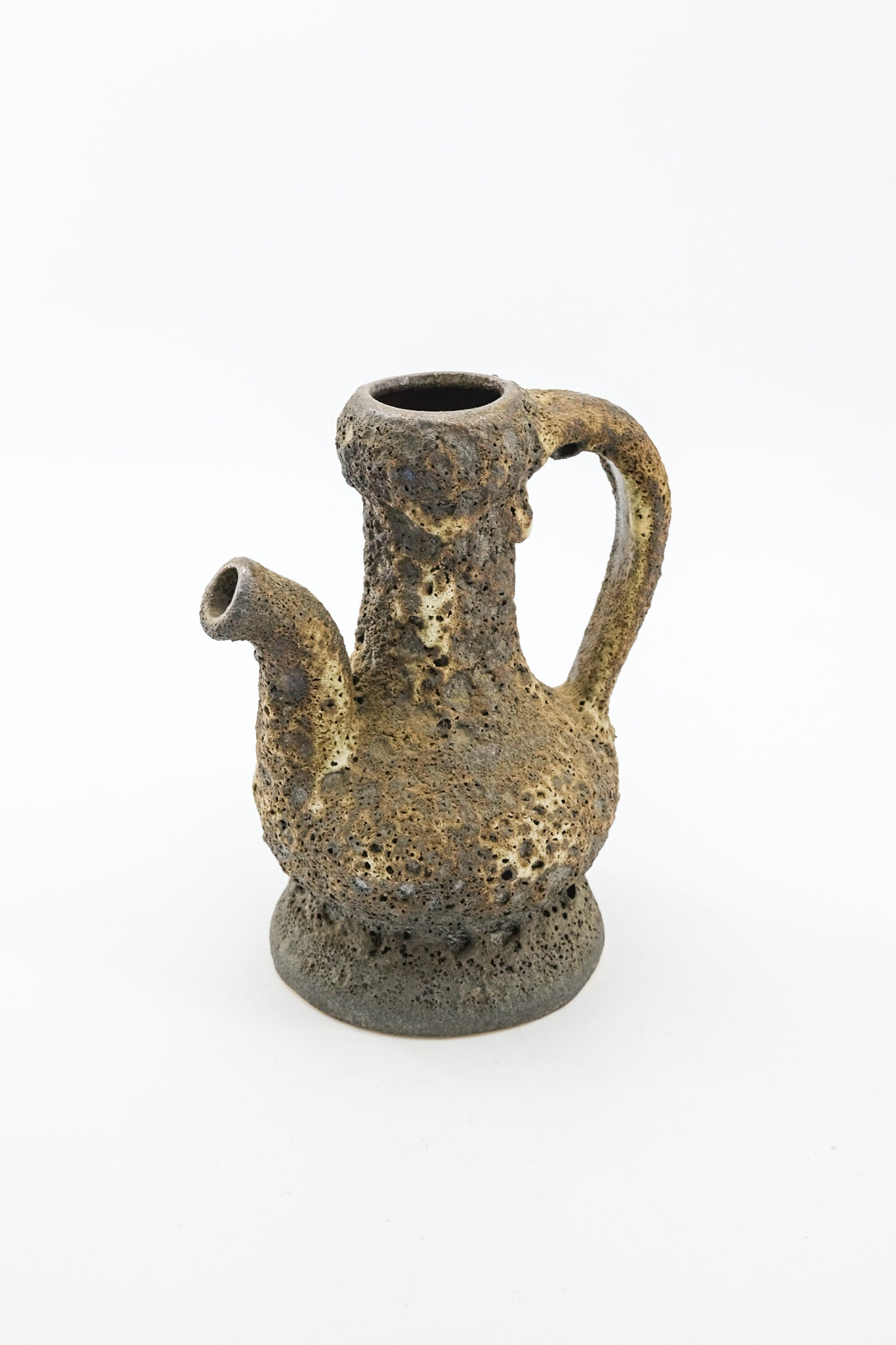 Ceramic Pitcher / 陶器のピッチャー