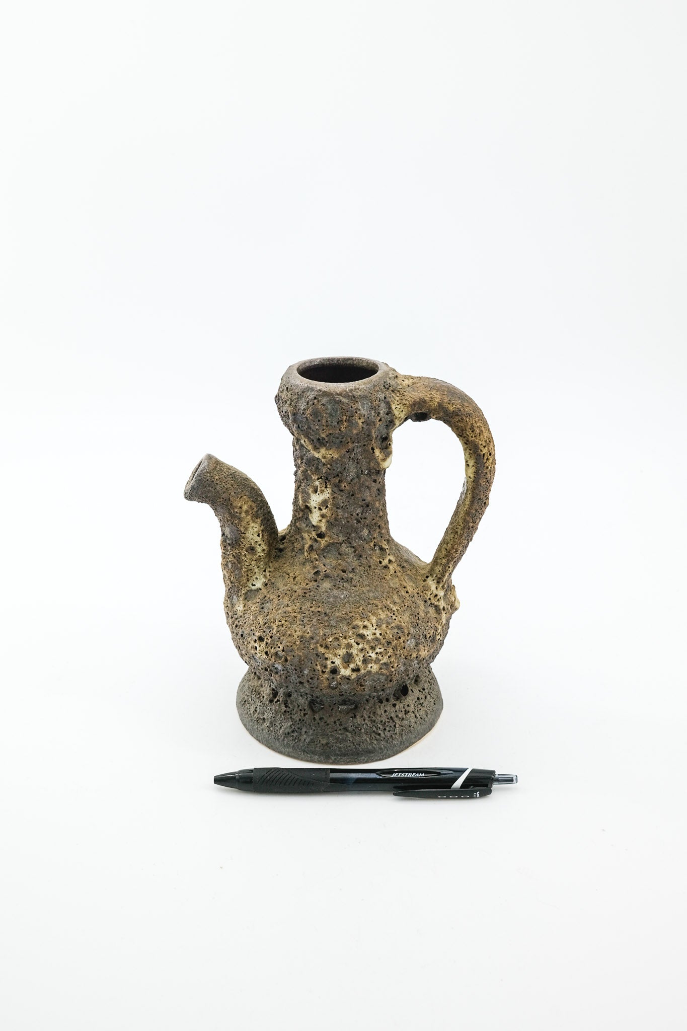 Ceramic Pitcher / 陶器のピッチャー