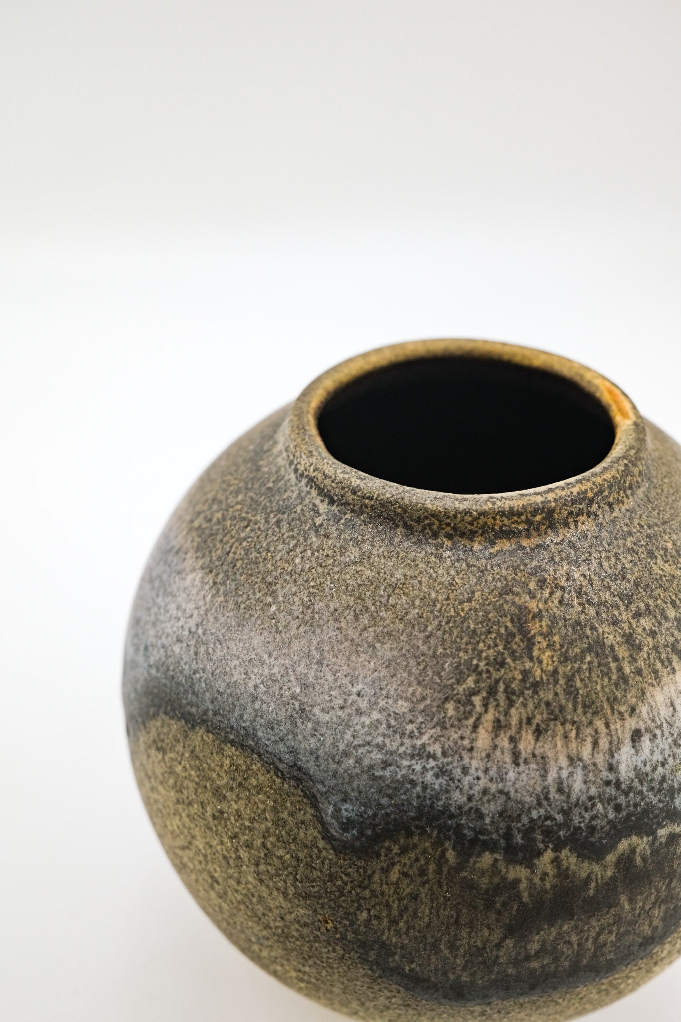 Round Ceramic Vase with Earthy Glaze / 土の質感丸型の花器