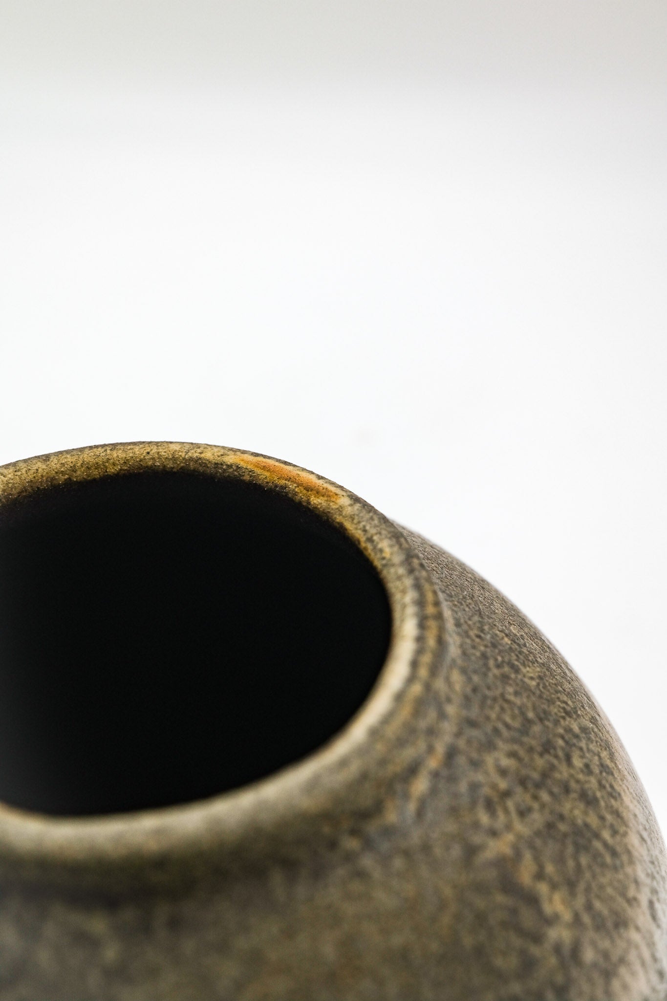 Round Ceramic Vase with Earthy Glaze / 土の質感丸型の花器