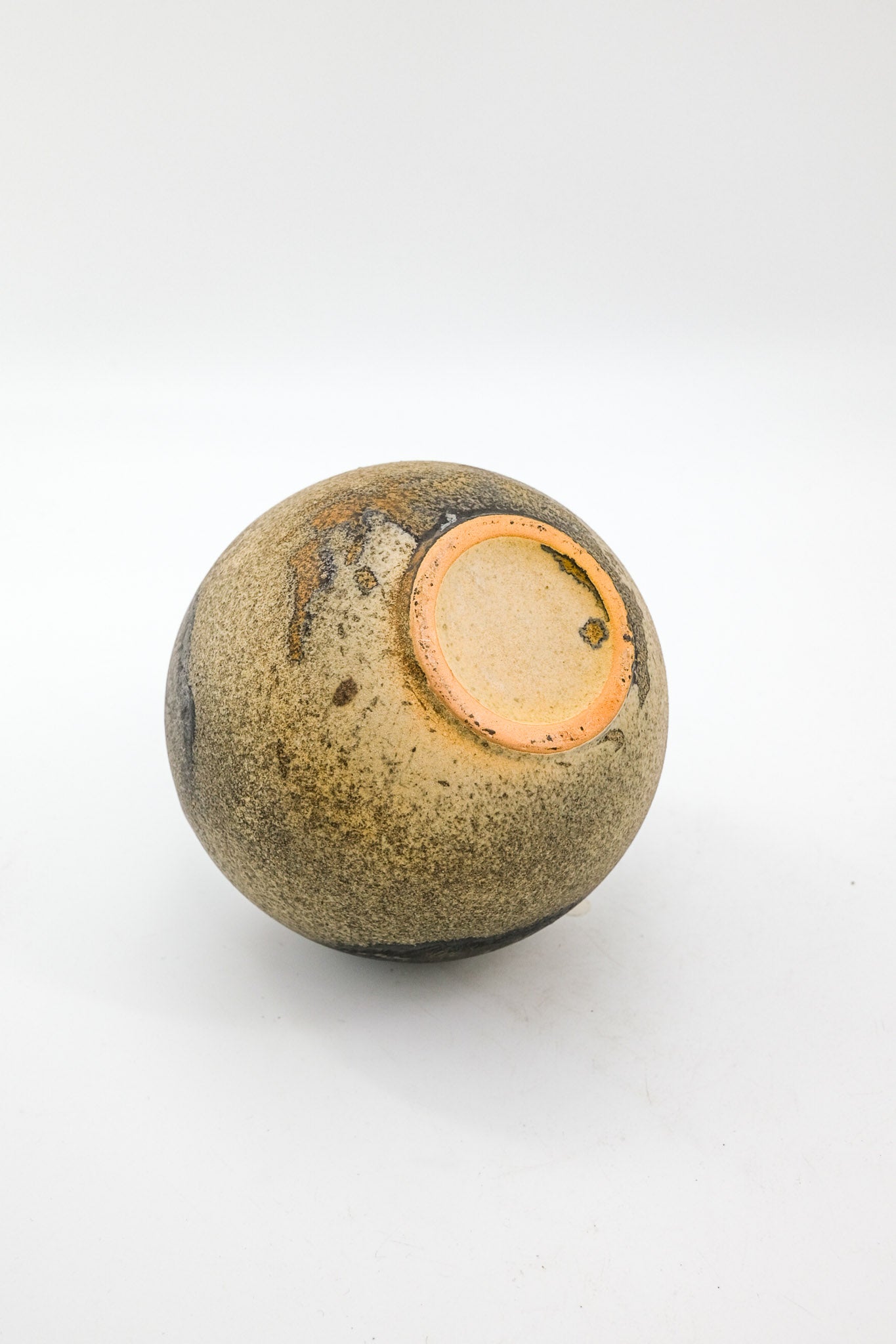 Round Ceramic Vase with Earthy Glaze / 土の質感丸型の花器