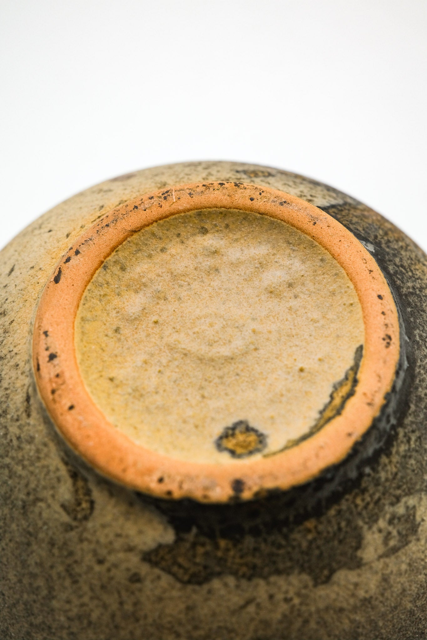 Round Ceramic Vase with Earthy Glaze / 土の質感丸型の花器