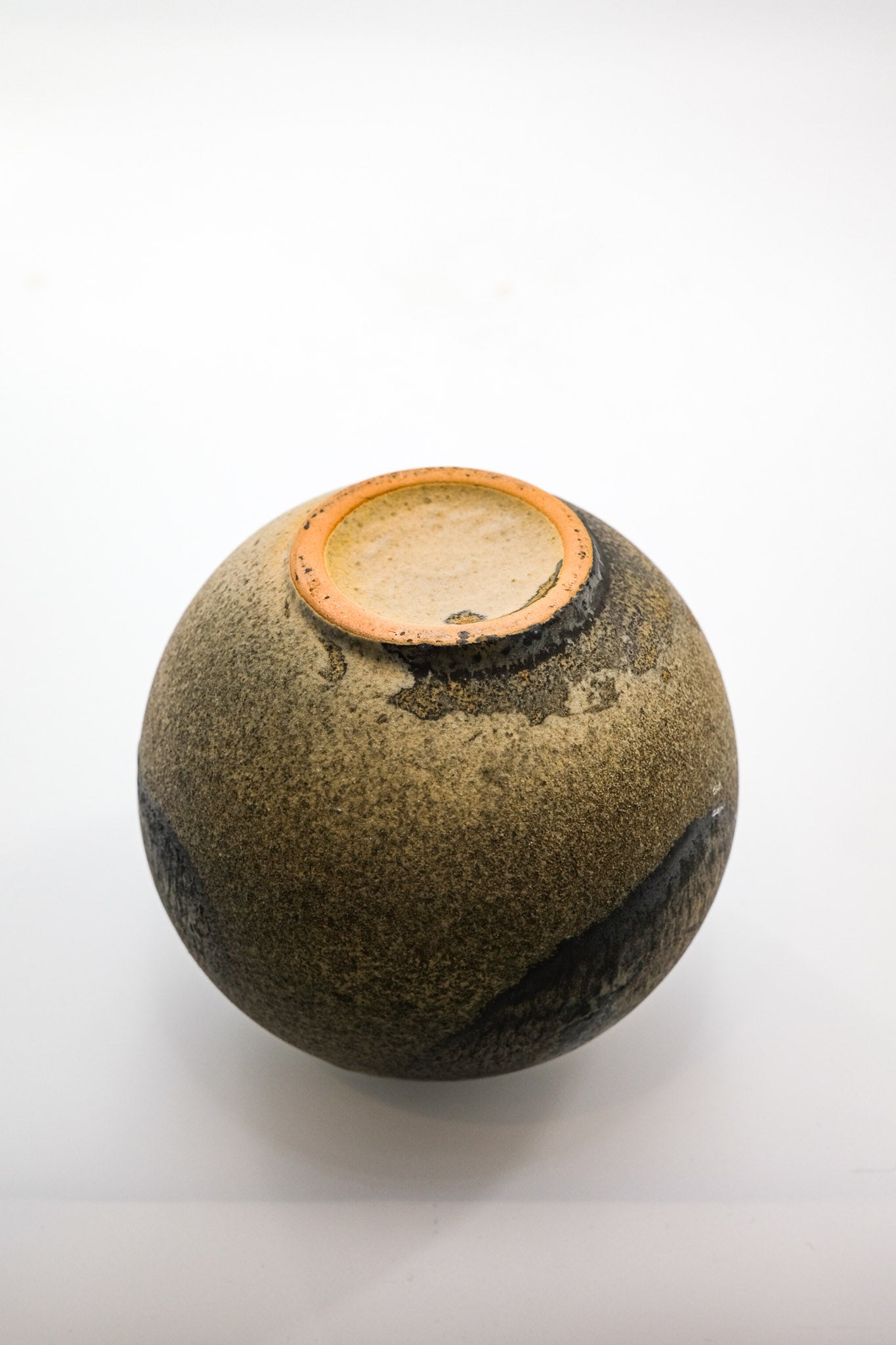 Round Ceramic Vase with Earthy Glaze / 土の質感丸型の花器