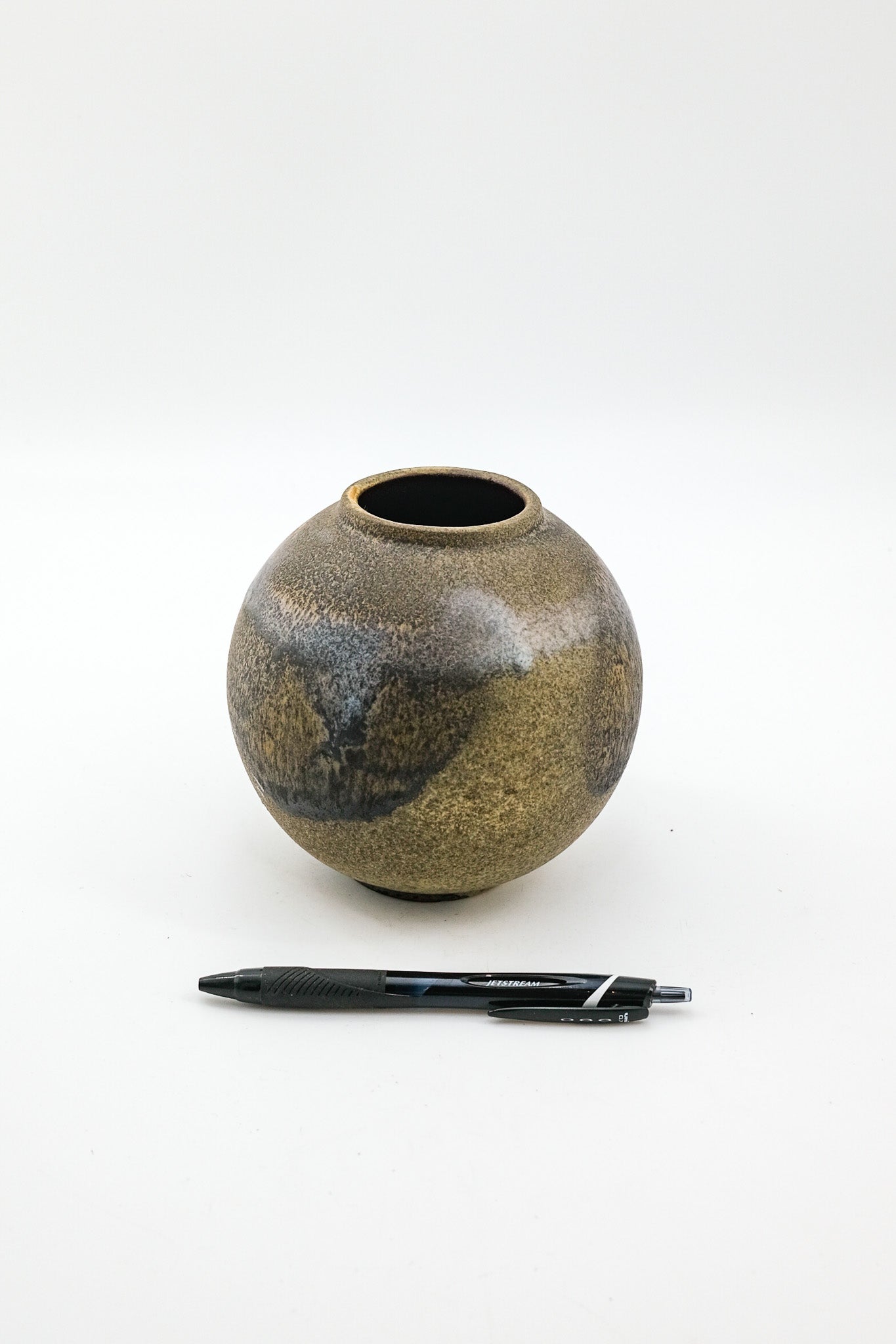Round Ceramic Vase with Earthy Glaze / 土の質感丸型の花器